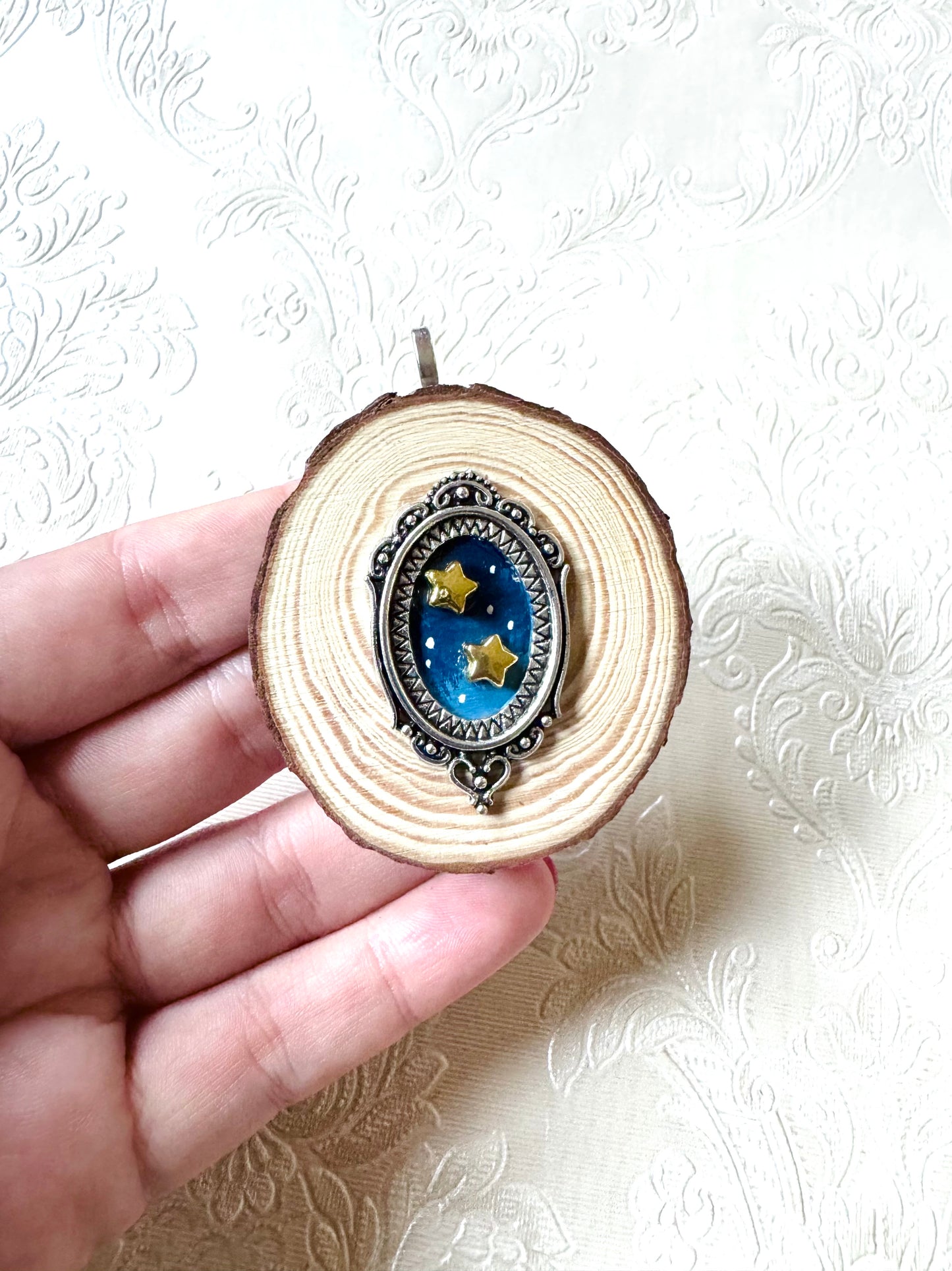 Hand-painted mini wood slice 2 in 1 BROOCH and PENDANT / Kézzel festett mini fakorong BROSS és MEDÁL