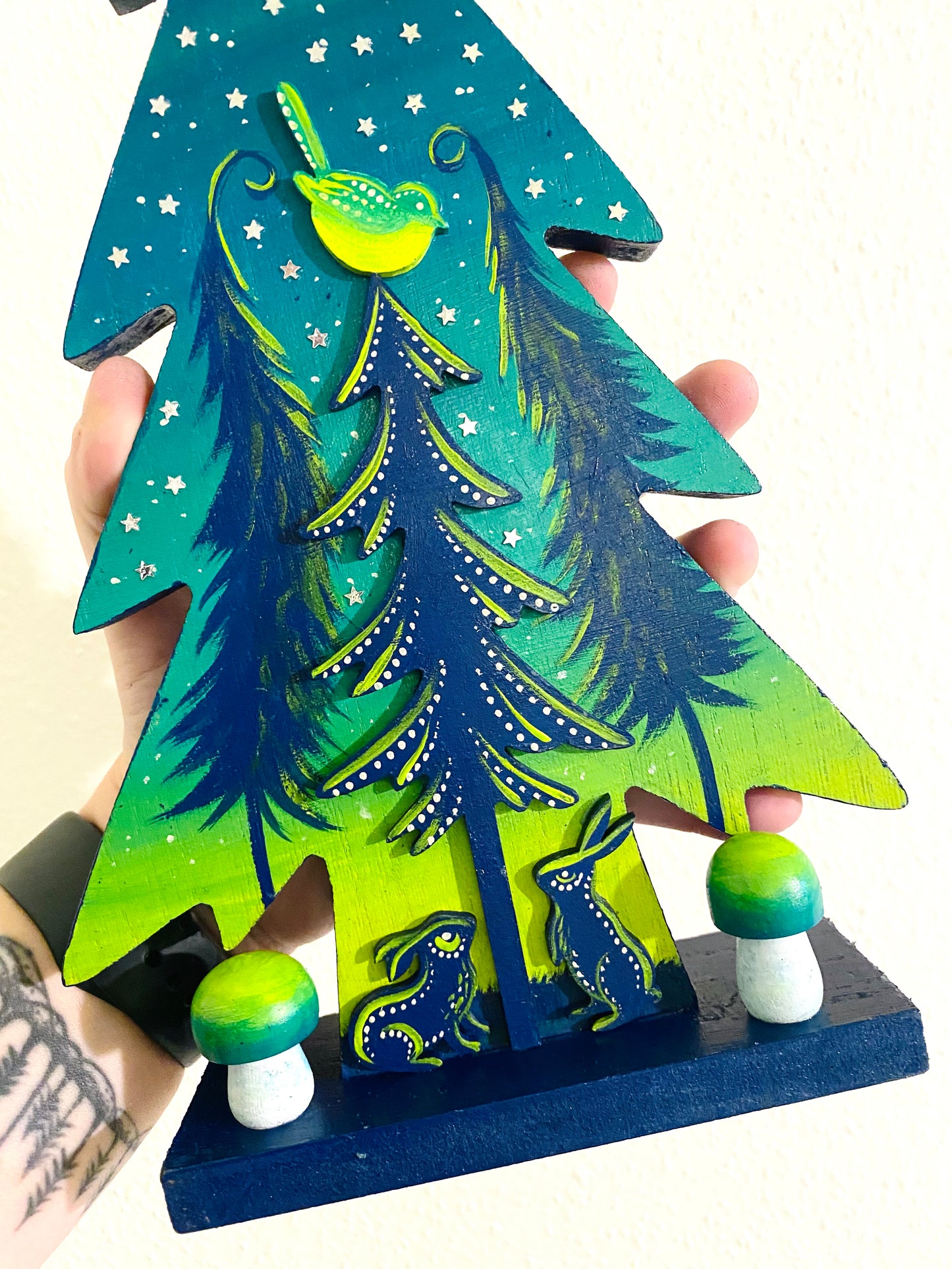 Handbemalte Kiefernfigur GRÖSSER (verziert) / Kézzel festett fenyőfa figura NAGYOBB (díszített)