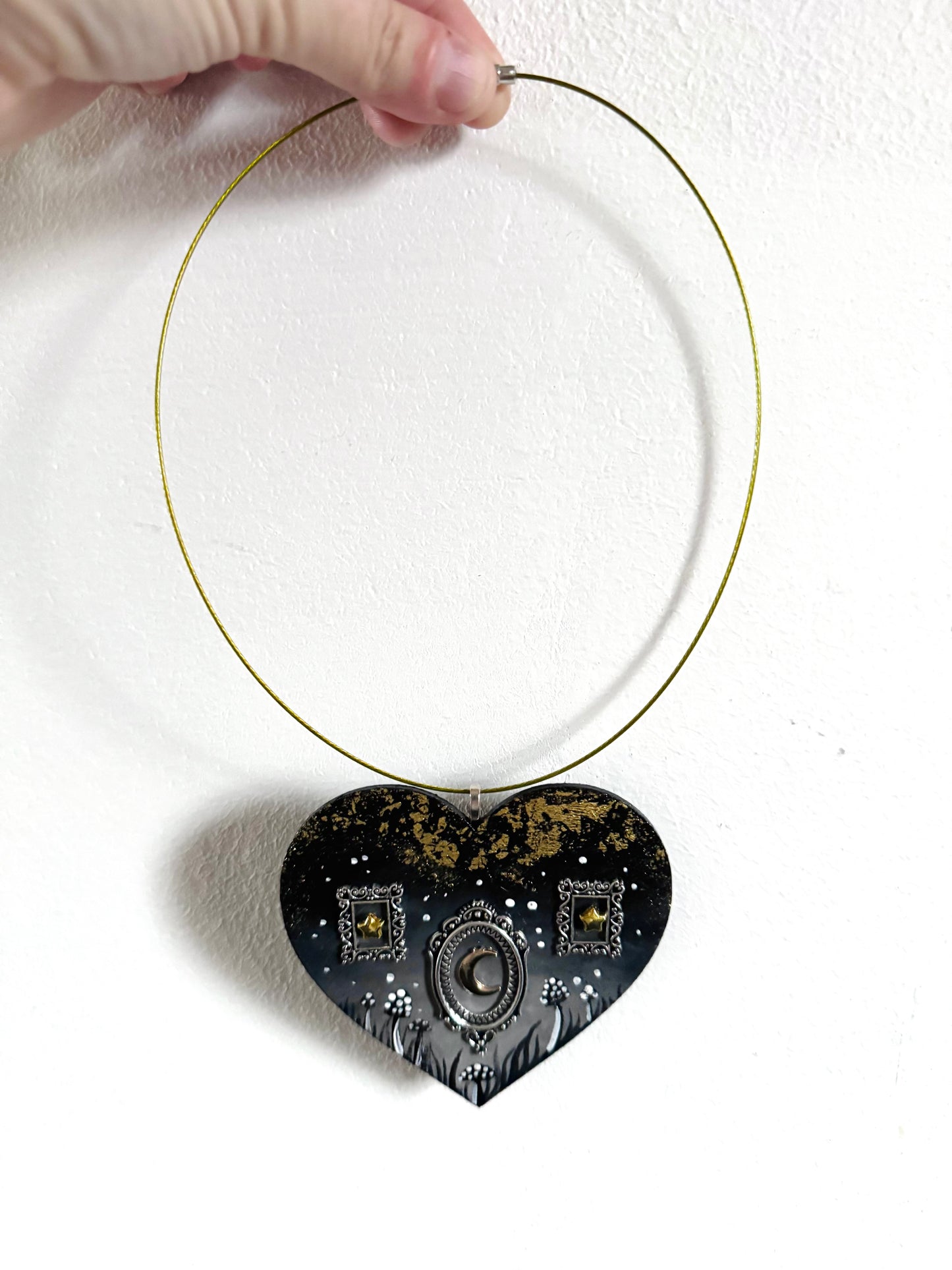 Hand-painted wooden magic heart pendant (Springcollection) / Kézzel festett fa varázsszív medál aranyfüsttel