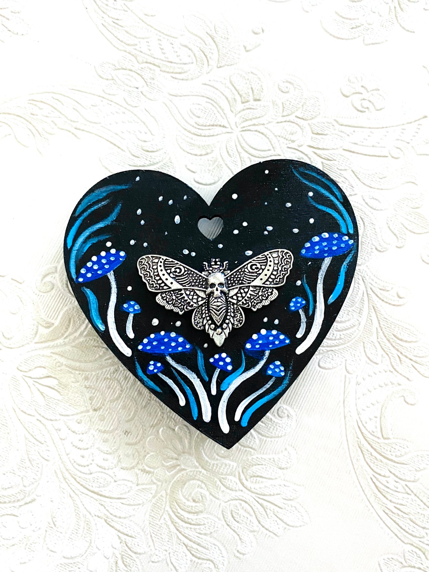 Hand-painted moth heart magnet / Kézzel festett pillés szívecske mágnes