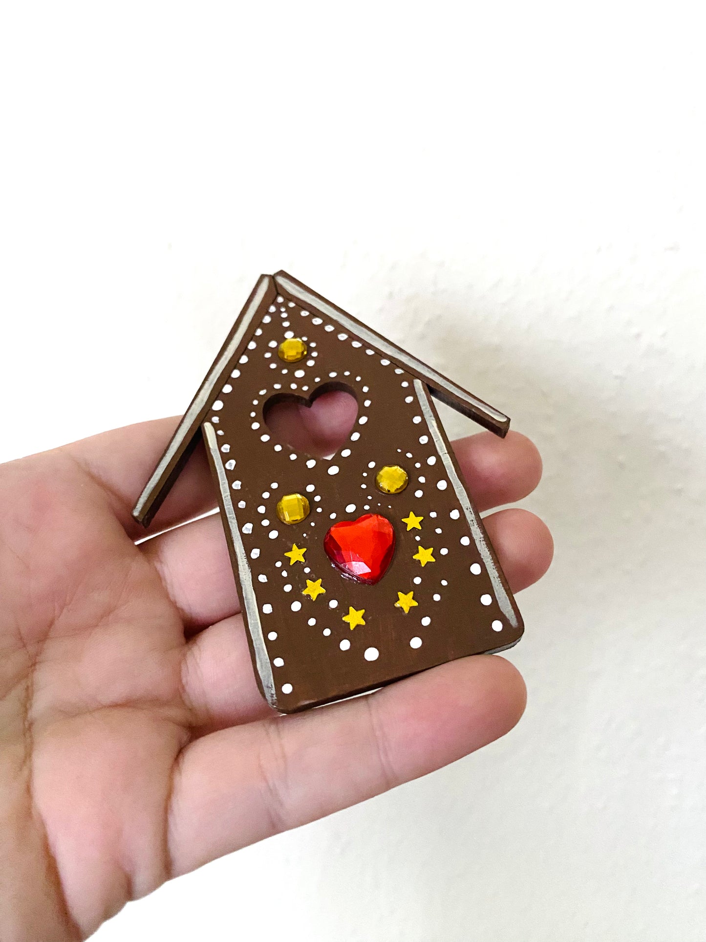 Hand-painted “gingerbread” house magnet / Kézzel festett “mézeskalács” házikó mágnes