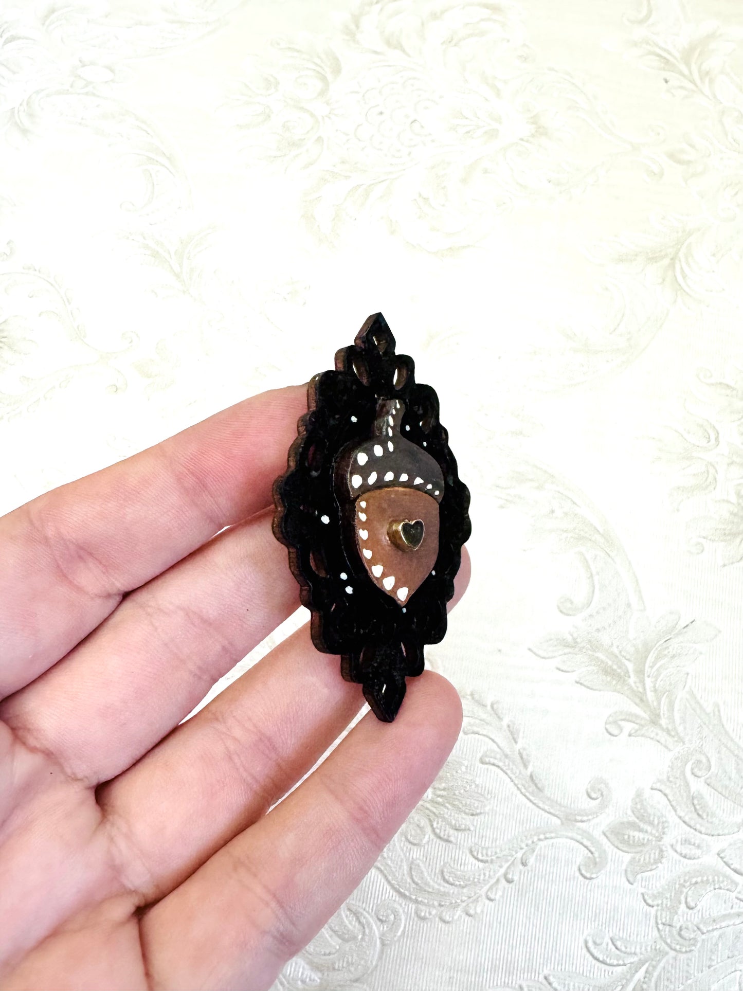Hand-painted small ornate acorn MAGNET / Kézzel festett kicsi díszes keretes makk MÁGNES