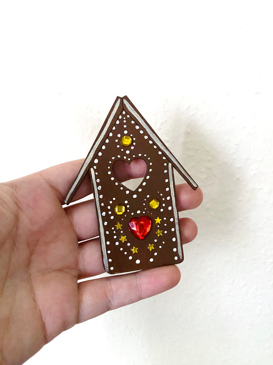 Hand-painted “gingerbread” house magnet / Kézzel festett “mézeskalács” házikó mágnes