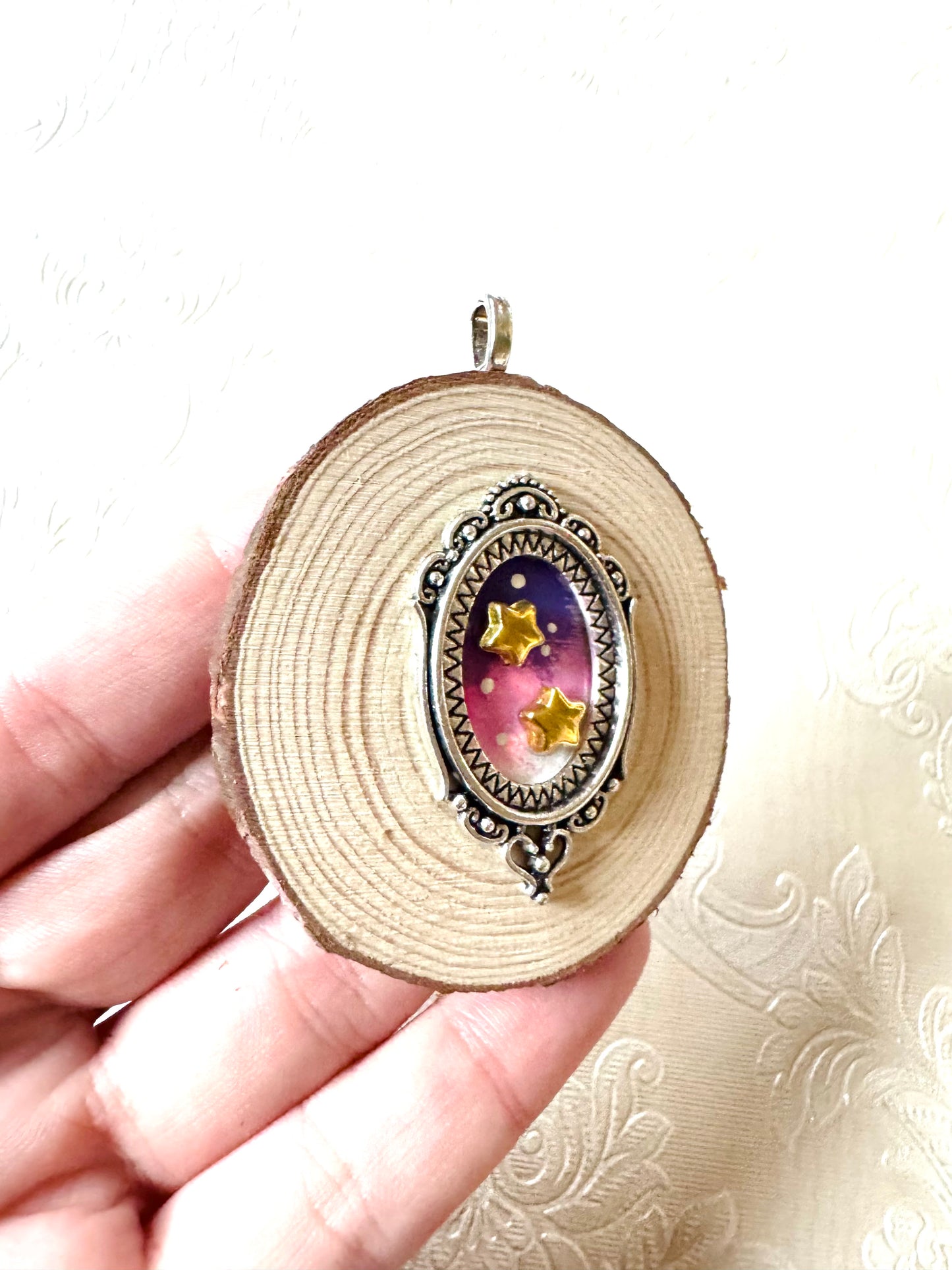 Hand-painted mini wood slice 2 in 1 BROOCH and PENDANT / Kézzel festett mini fakorong BROSS és MEDÁL