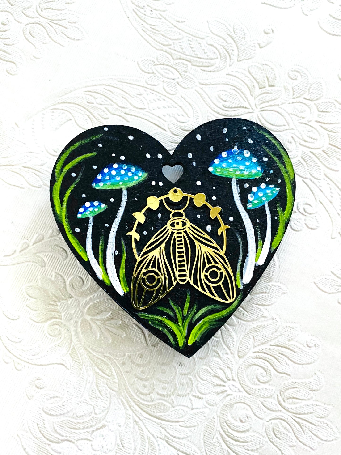 Hand-painted moth heart magnet / Kézzel festett pillés szívecske mágnes