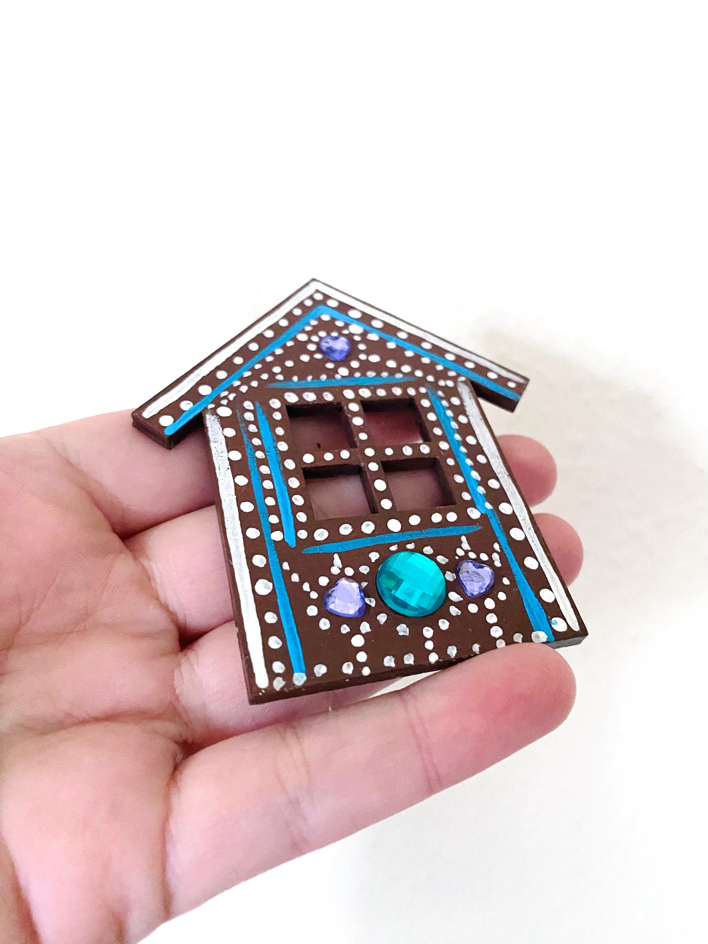 Hand-painted “gingerbread” house magnet / Kézzel festett “mézeskalács” házikó mágnes