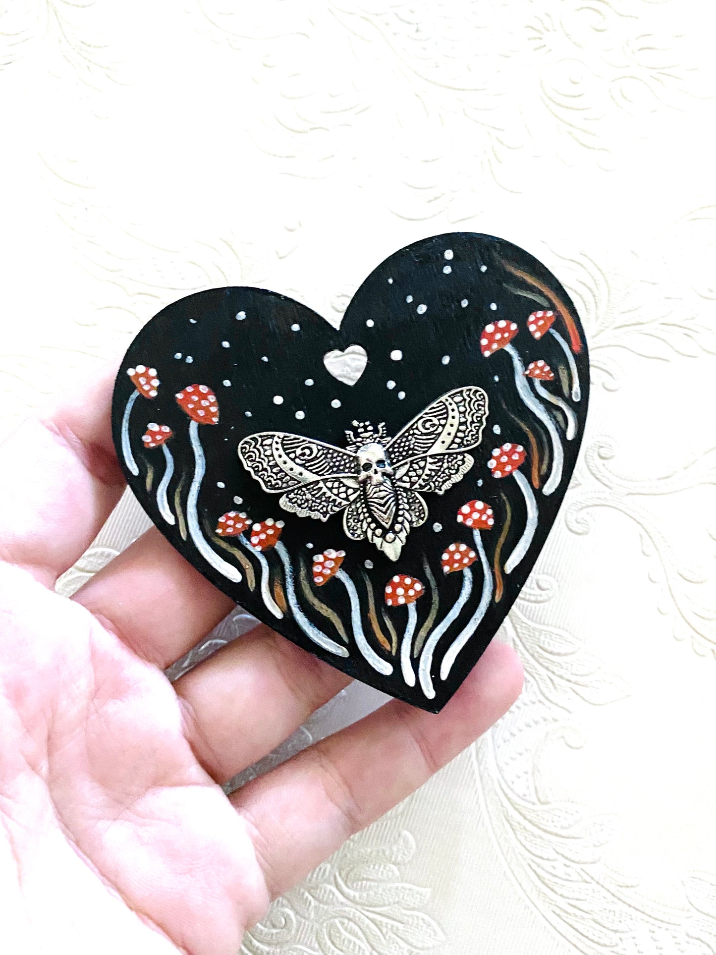 Hand-painted moth heart magnet / Kézzel festett pillés szívecske mágnes