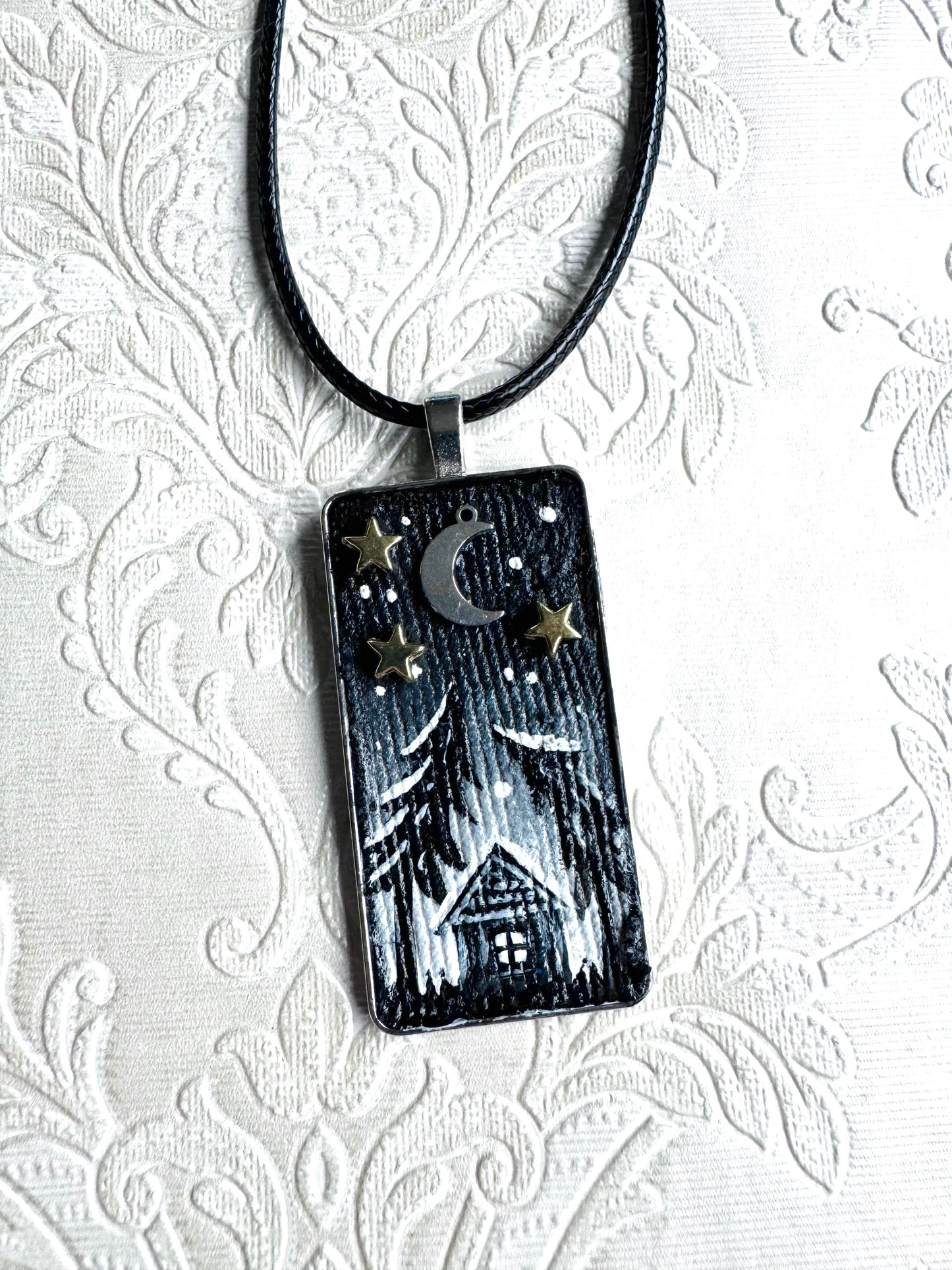 Rectangular pendant made with upcycled denim and steel ornaments / Téglalapos farmerbetétes medál fém alkatrészekkel