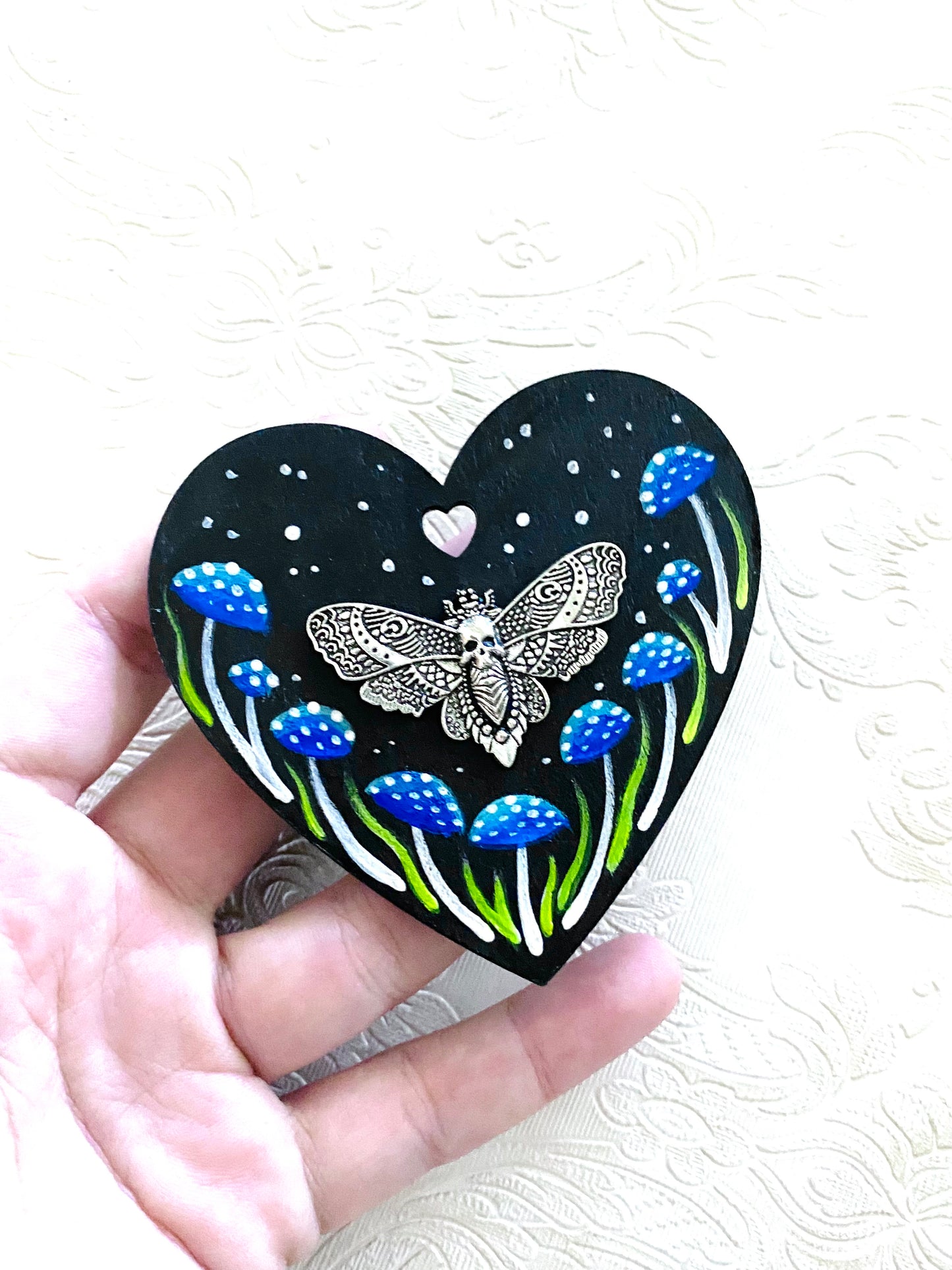 Hand-painted moth heart magnet / Kézzel festett pillés szívecske mágnes
