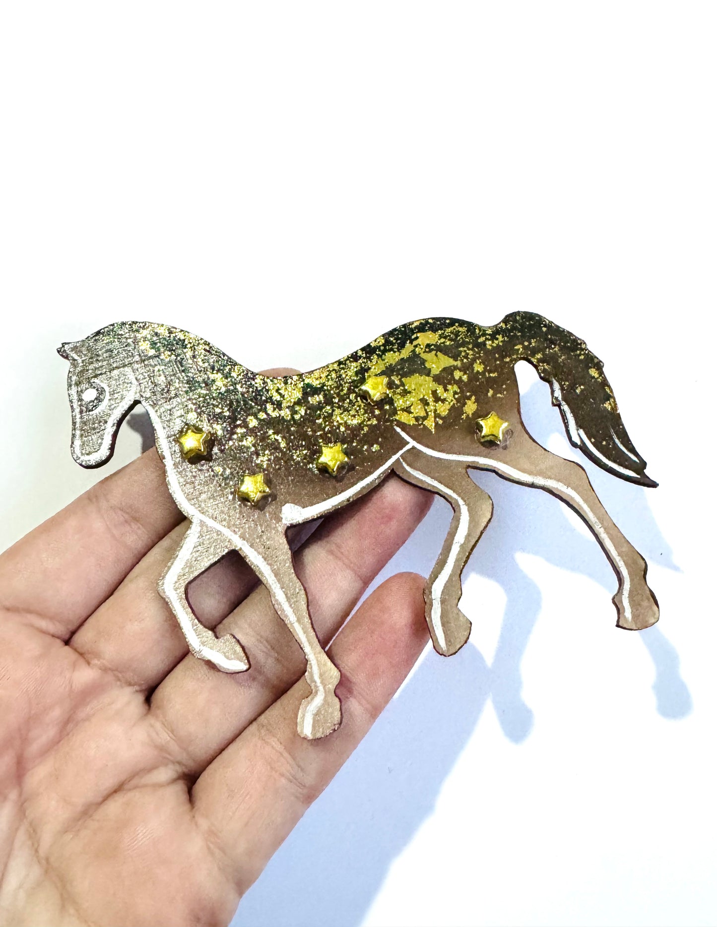Hand-painted wooden horse brooch (Springcollection) / Kézzel festett fa lovacska bross aranyfüsttel