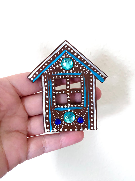 Hand-painted “gingerbread” house magnet / Kézzel festett “mézeskalács” házikó mágnes