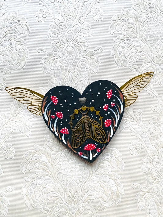 Hand-painted WINGED moth heart magnet / Kézzel festett SZÁRNYAS pillés szívecske mágnes