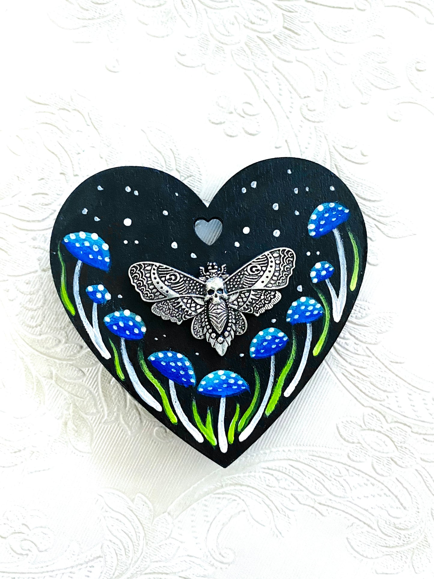Hand-painted moth heart magnet / Kézzel festett pillés szívecske mágnes