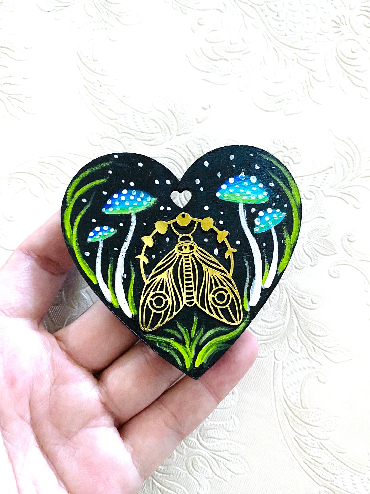 Hand-painted moth heart magnet / Kézzel festett pillés szívecske mágnes