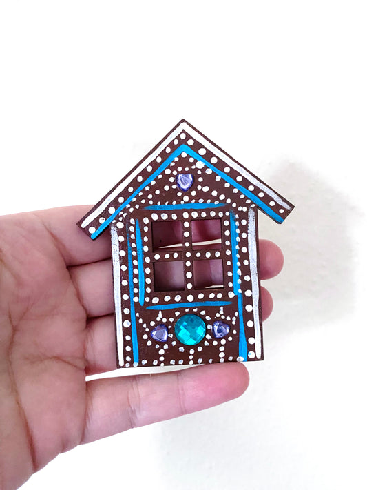 Hand-painted “gingerbread” house magnet / Kézzel festett “mézeskalács” házikó mágnes