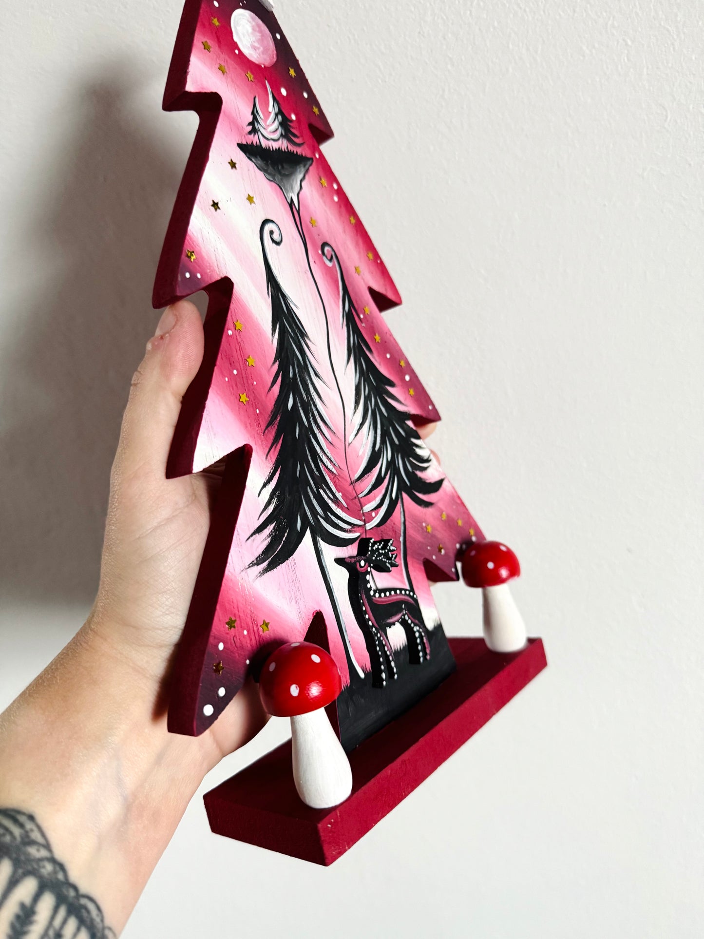 Hand-painted pine tree figurine LARGER (embellished) / Kézzel festett fenyőfa NAGYOBB (díszített)