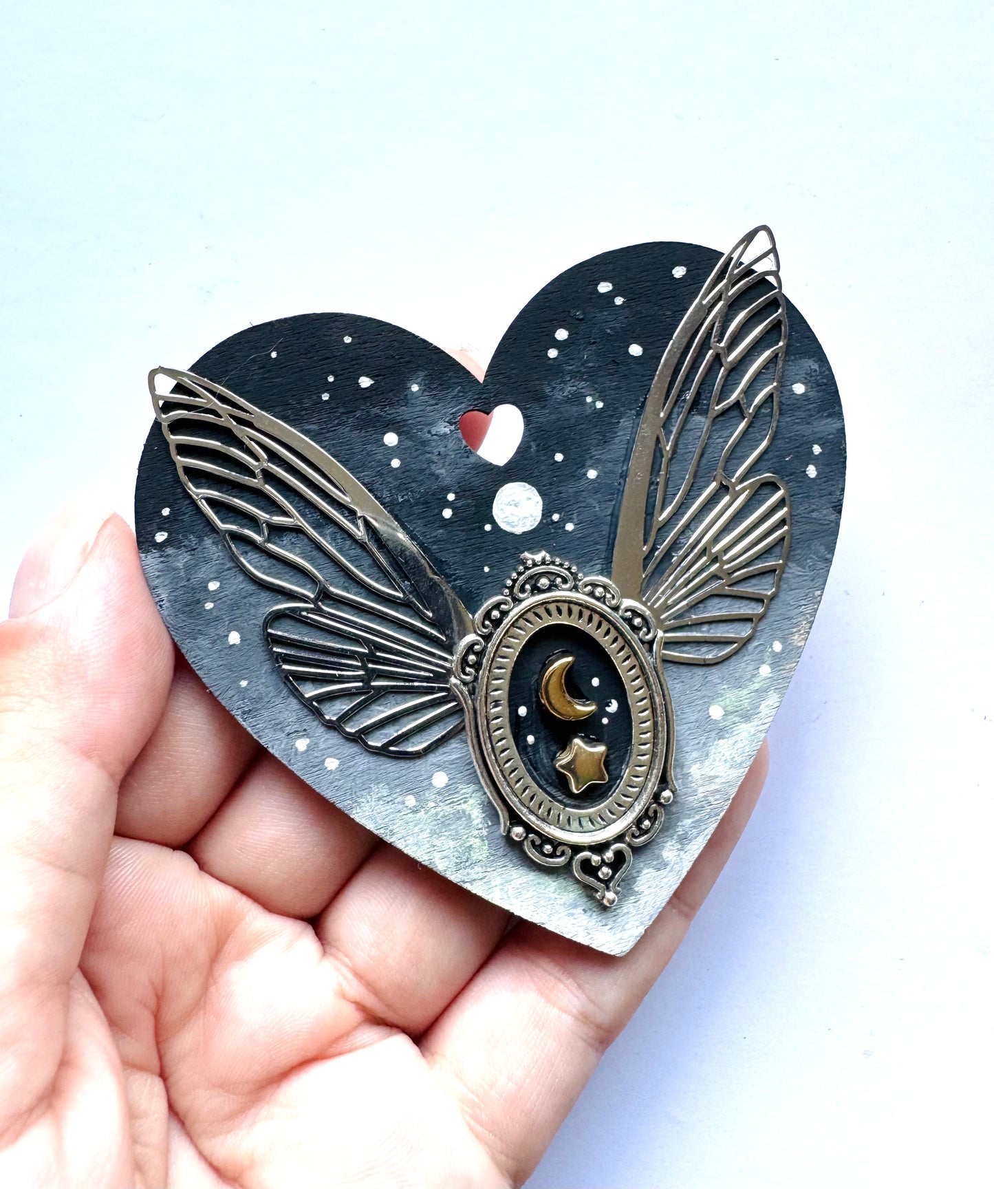 Hand-painted WINGED heart magnet / Kézzel festett SZÁRNYAS szívecske mágnes