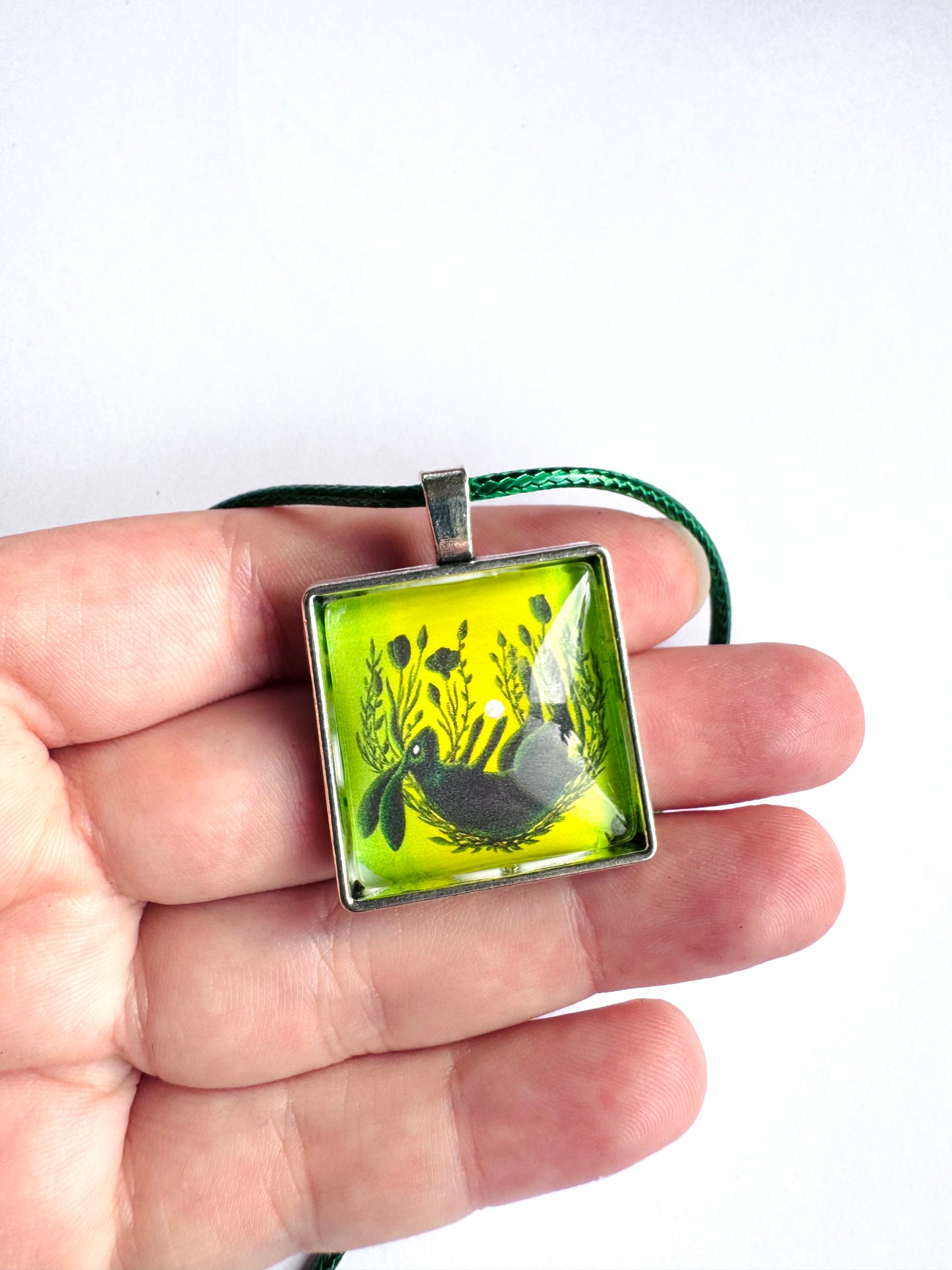 Square pendant / Négyzetes medál egyedi grafikával