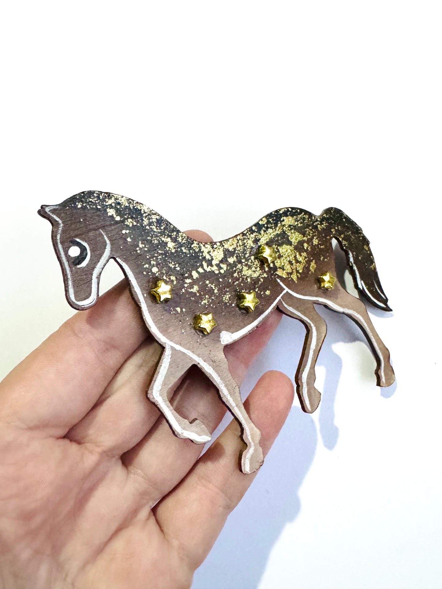 Hand-painted wooden horse brooch (Springcollection) / Kézzel festett fa lovacska bross aranyfüsttel