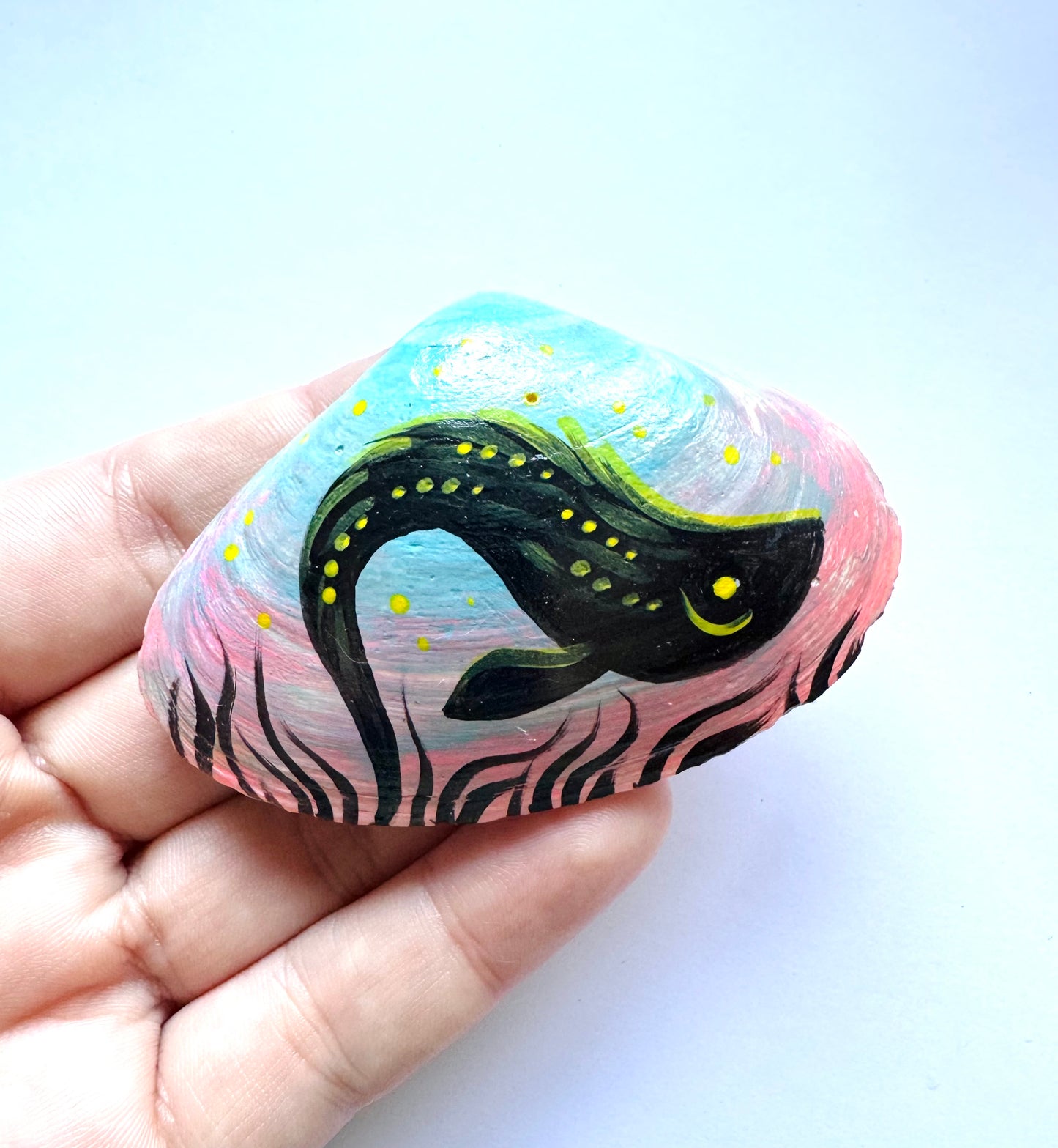Hand-painted seashell MAGNET (larger size) / Kézzel festett kagyló MÁGNES (nagyobb méret)
