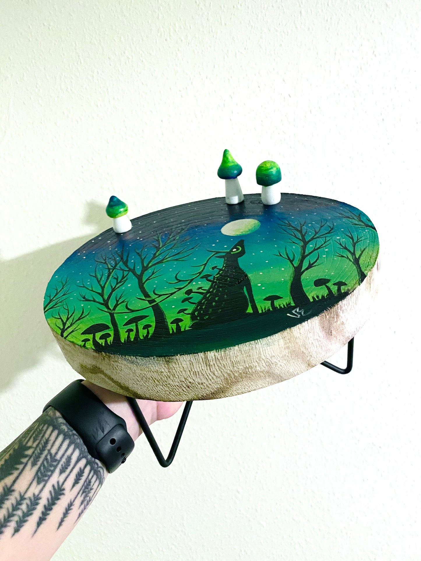 Handbemalter Miniatur-Pilztisch/Ständer / Kézzel festett mini fakorong asztalka