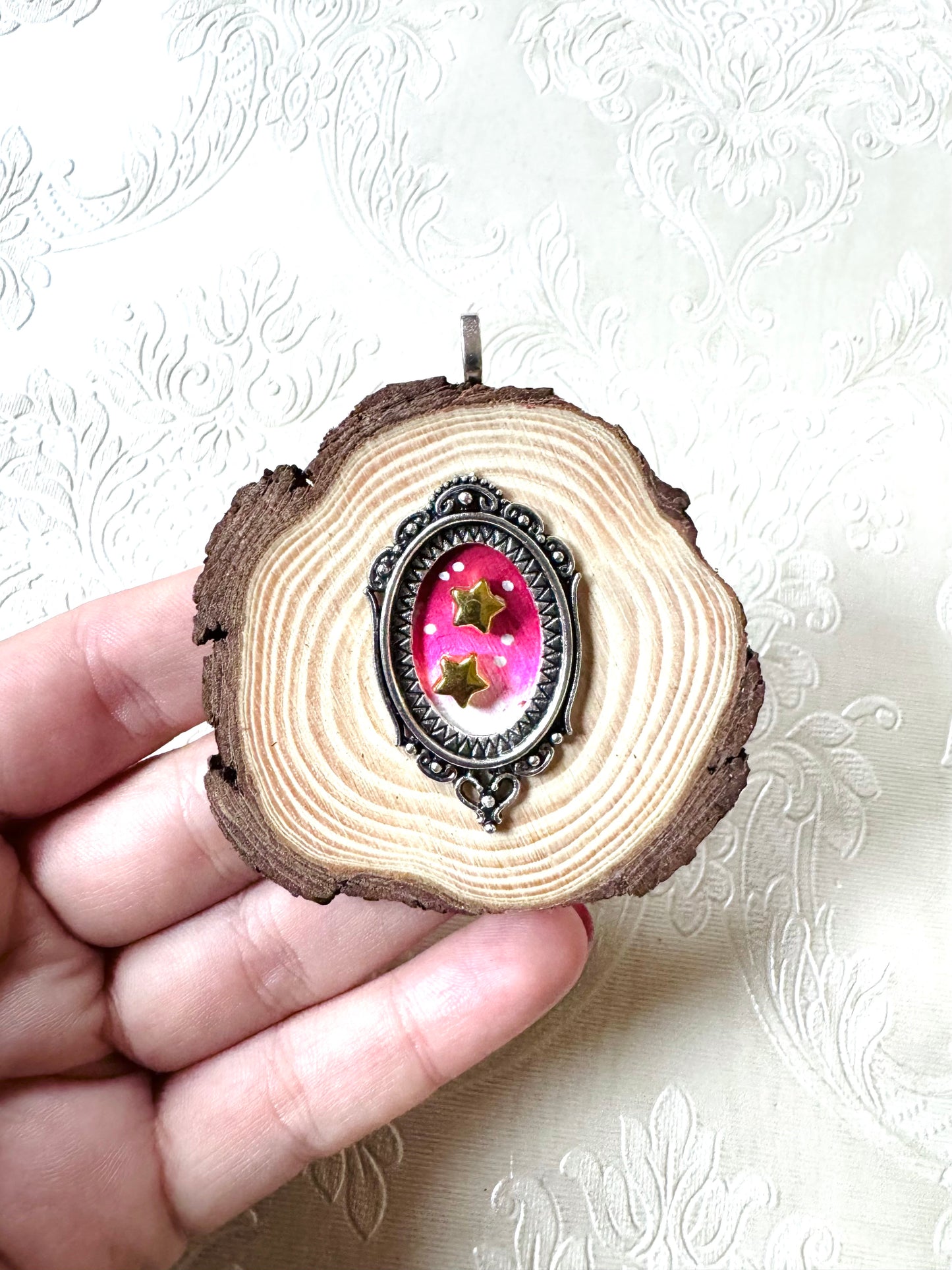 Hand-painted mini wood slice 2 in 1 BROOCH and PENDANT / Kézzel festett mini fakorong BROSS és MEDÁL