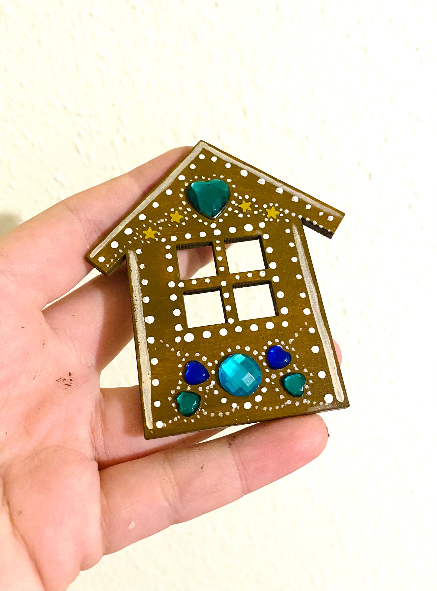 Hand-painted “gingerbread” house magnet / Kézzel festett “mézeskalács” házikó mágnes