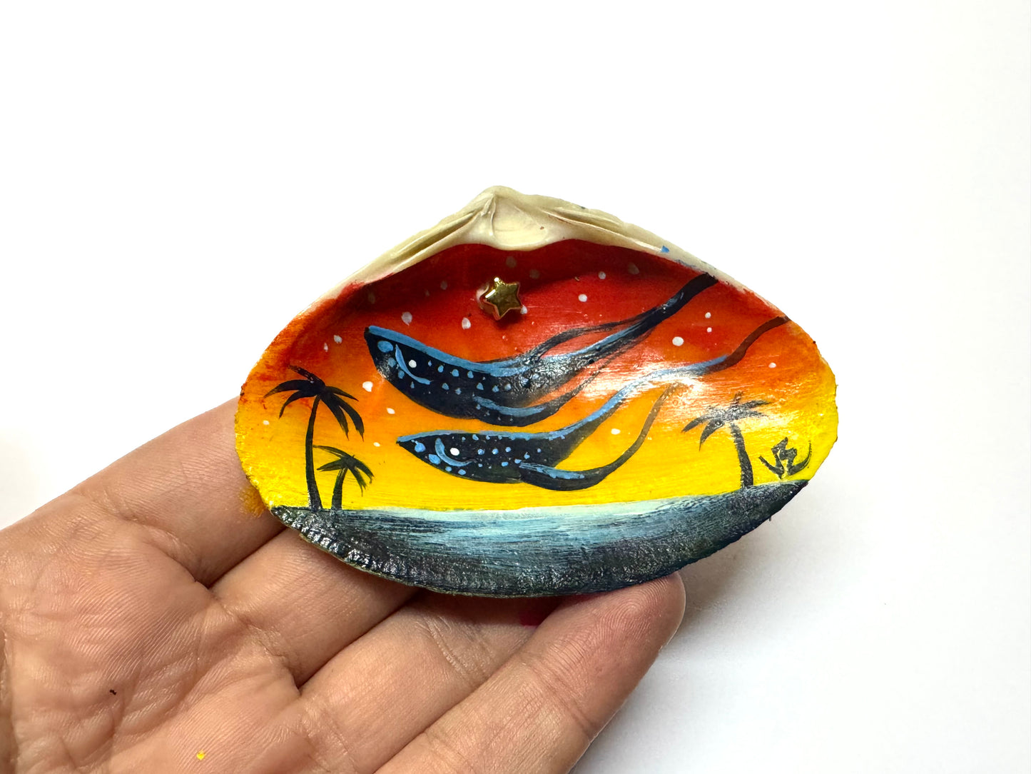 Kézzel festett kagylóhéj / Handpainted seashell