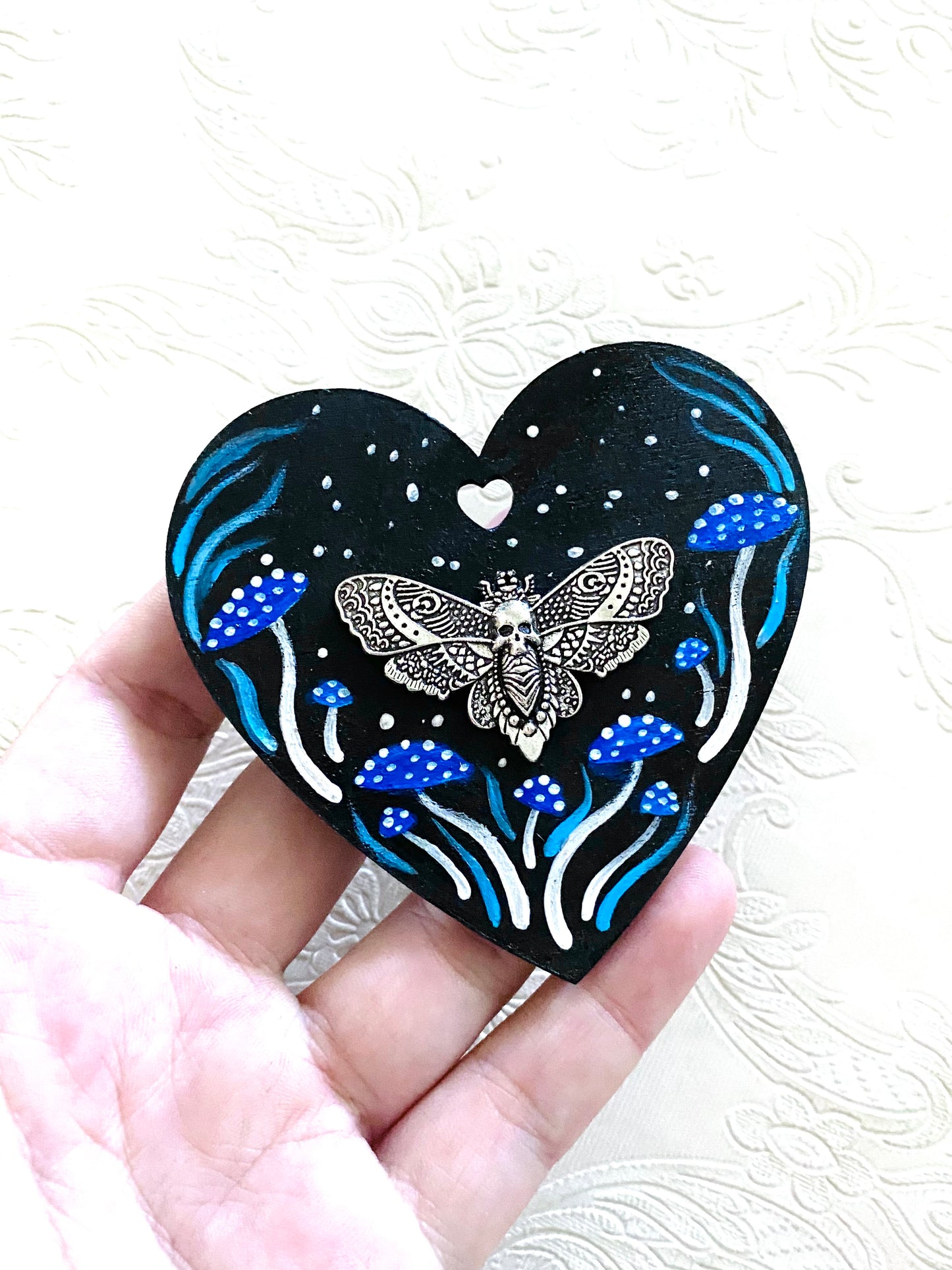 Hand-painted moth heart magnet / Kézzel festett pillés szívecske mágnes