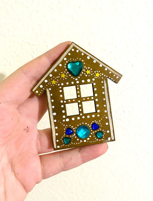 Hand-painted “gingerbread” house magnet / Kézzel festett “mézeskalács” házikó mágnes