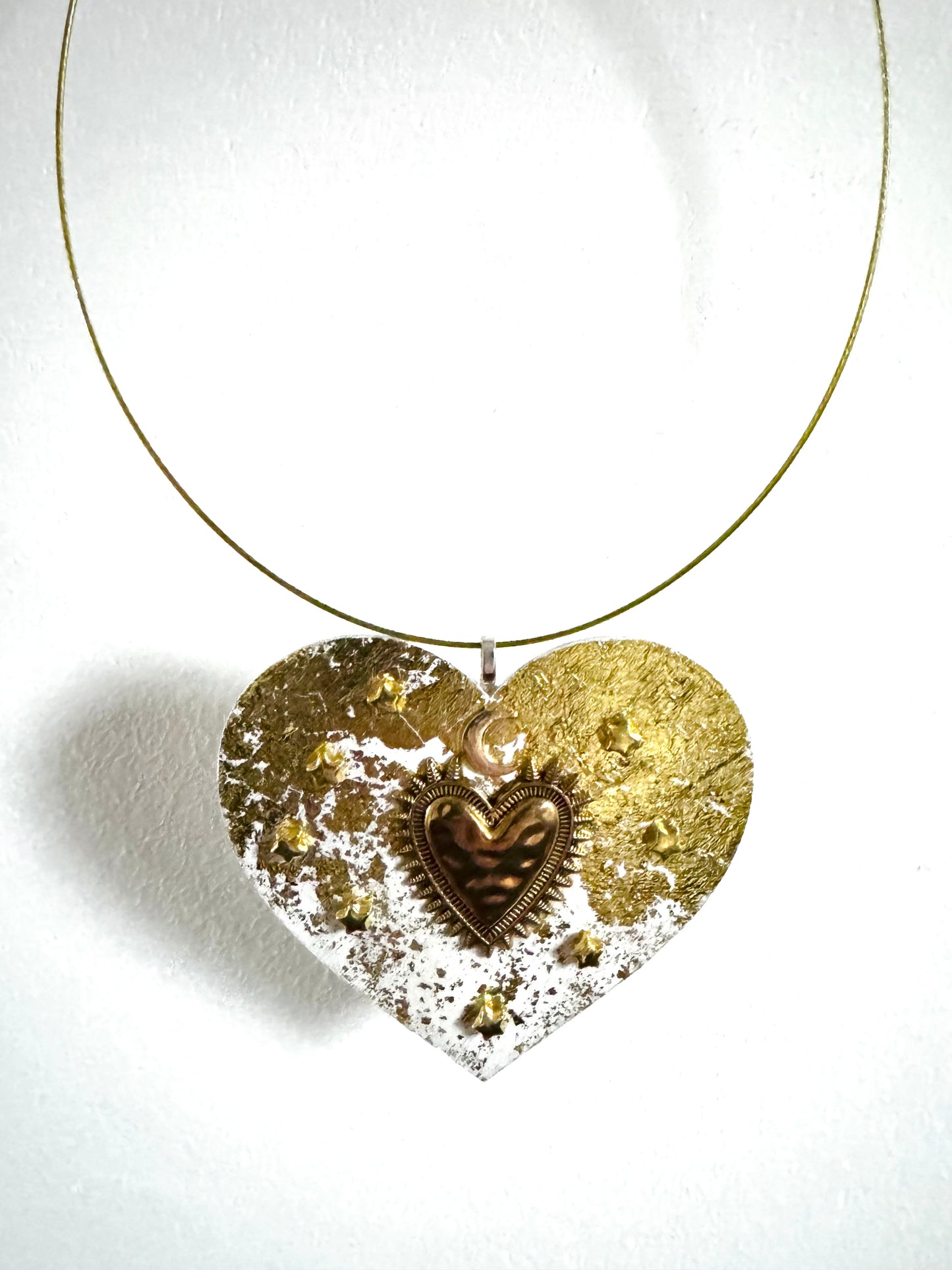 Hand-painted wooden magic heart pendant (Springcollection) / Kézzel festett fa varázsszív medál aranyfüsttel