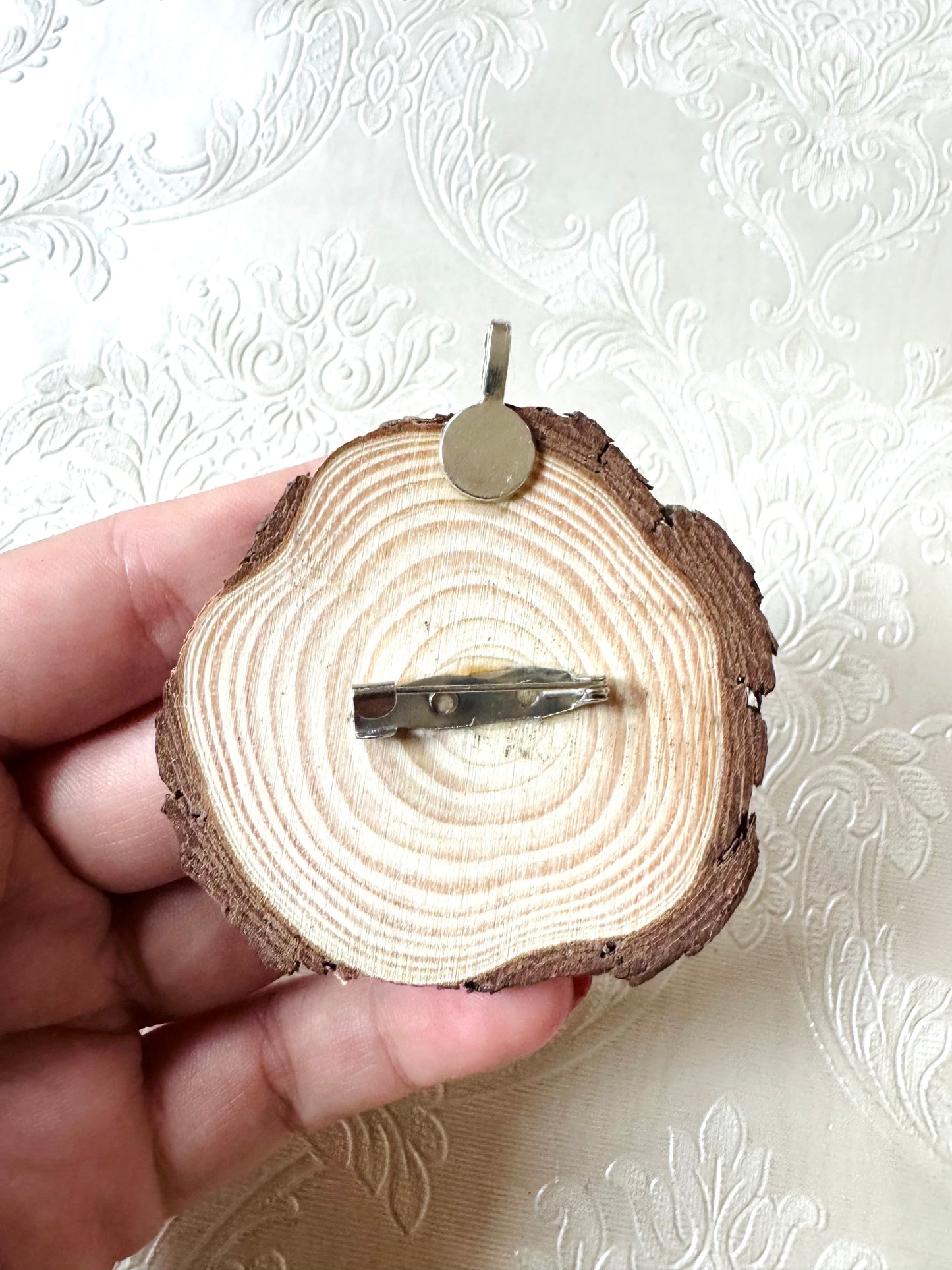 Hand-painted mini wood slice 2 in 1 BROOCH and PENDANT / Kézzel festett mini fakorong BROSS és MEDÁL