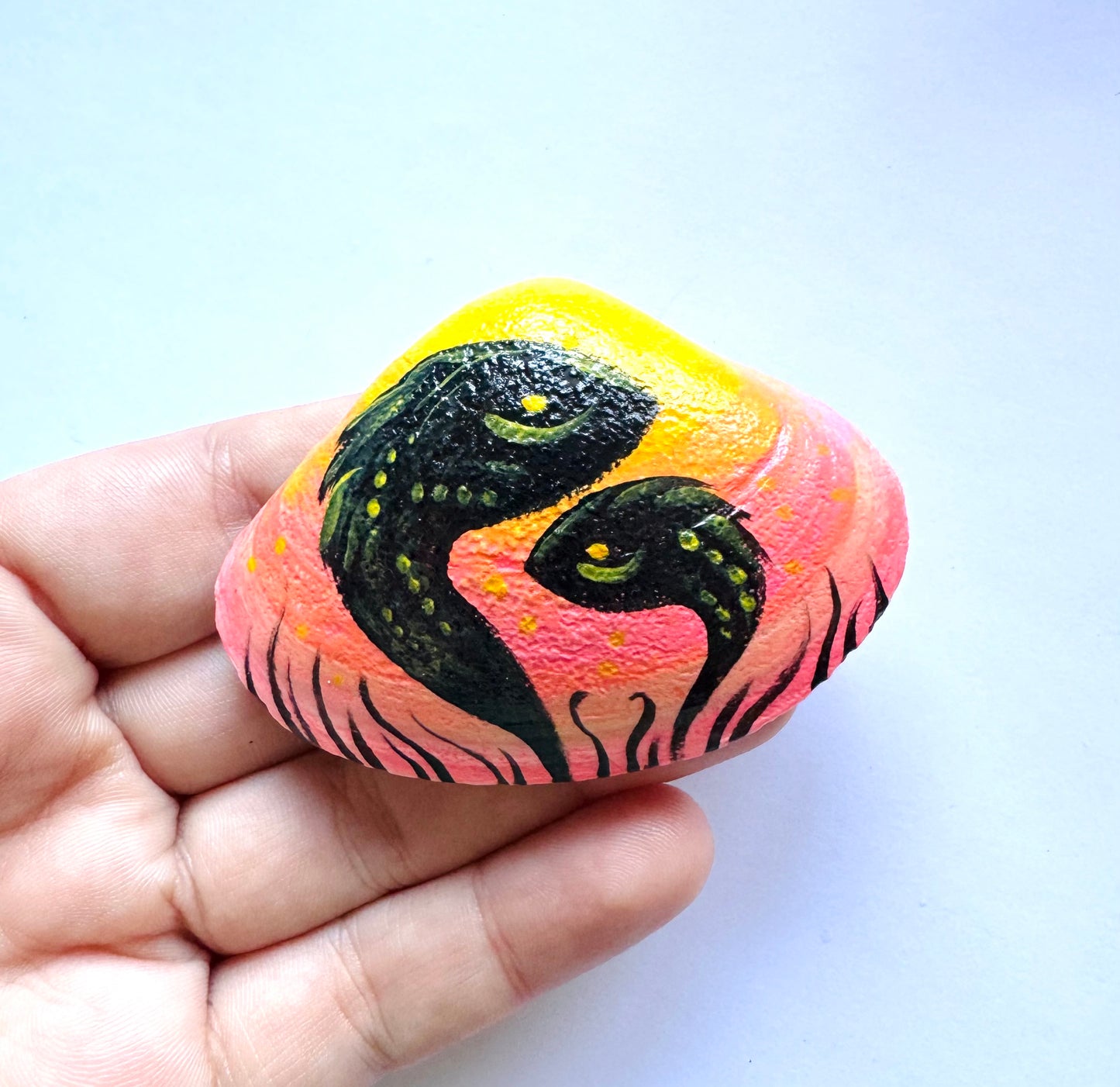 Hand-painted seashell MAGNET (larger size) / Kézzel festett kagyló MÁGNES (nagyobb méret)