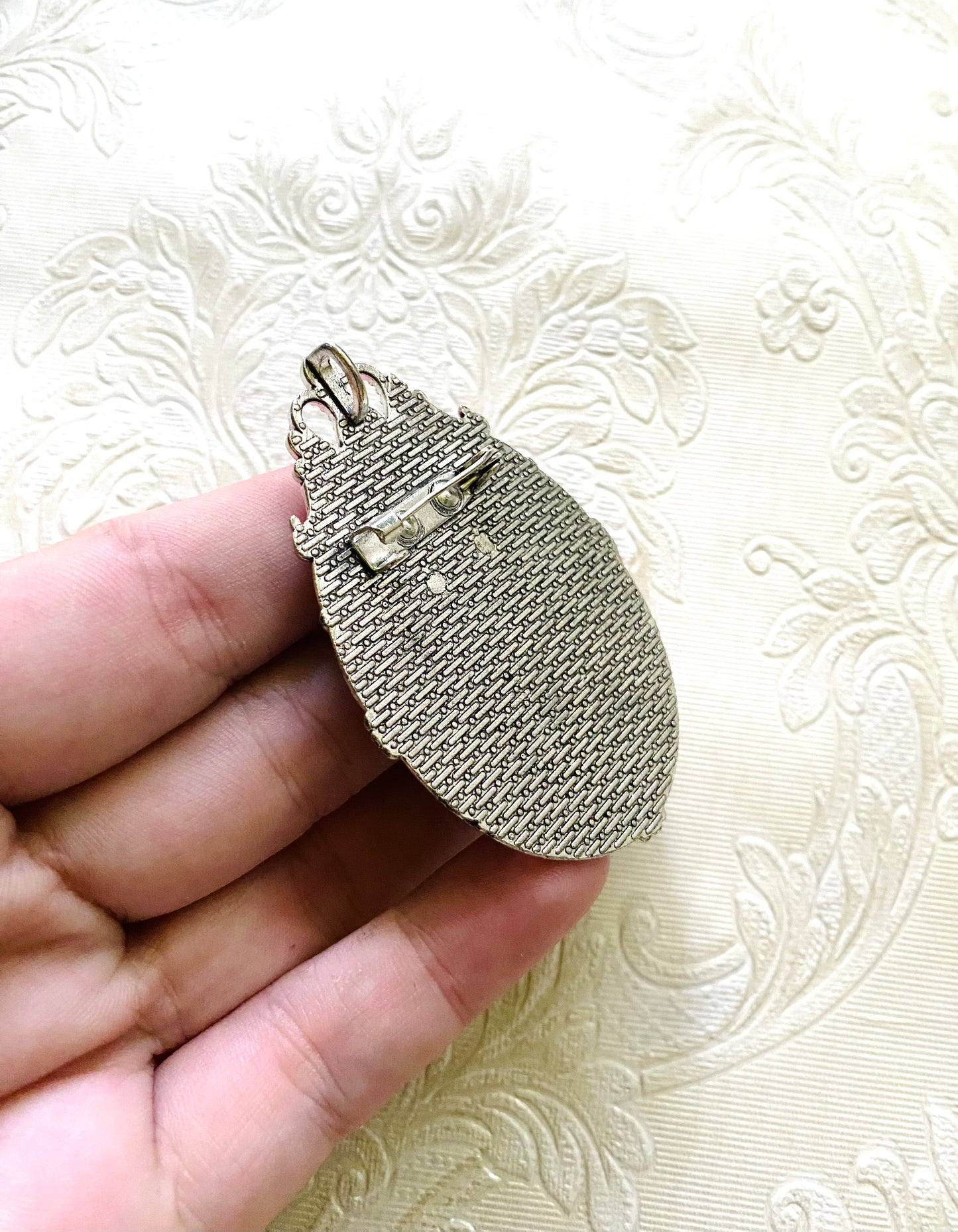Große ovale Brosche (mit Ring) / Nagy, ovalis bross egyedik grafikával (hurokkal)