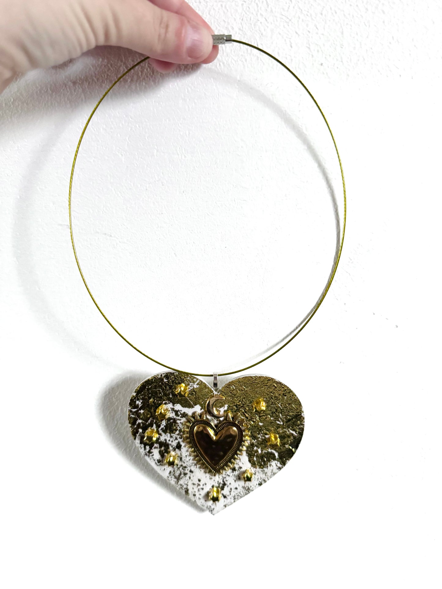 Hand-painted wooden magic heart pendant (Springcollection) / Kézzel festett fa varázsszív medál aranyfüsttel