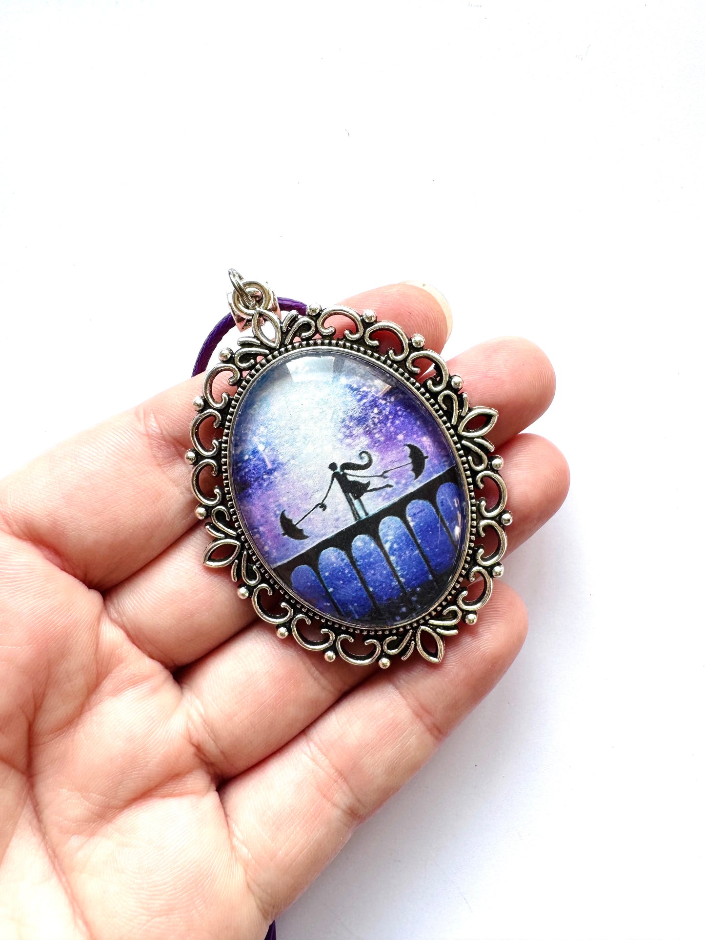 Big oval pendant / Nagy ovális medál egyedi grafikával