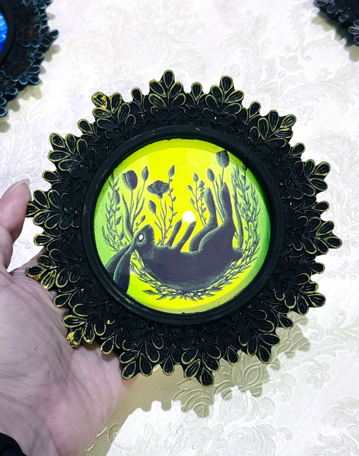 Mini round framed art print in an ornate frame / Mini kerek keretezett művészi nyomat díszes keretben