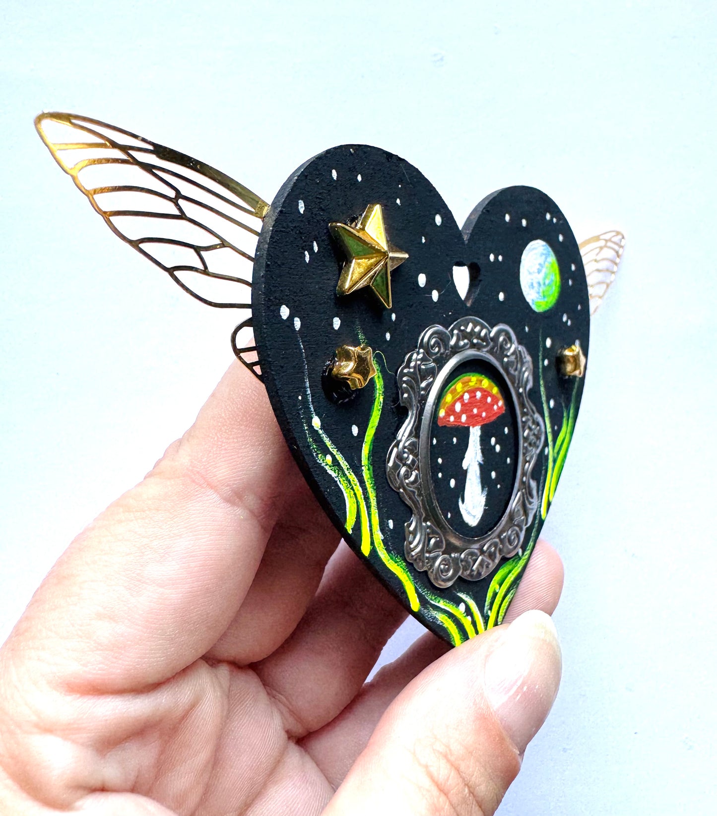 Hand-painted WINGED heart magnet / Kézzel festett SZÁRNYAS szívecske mágnes