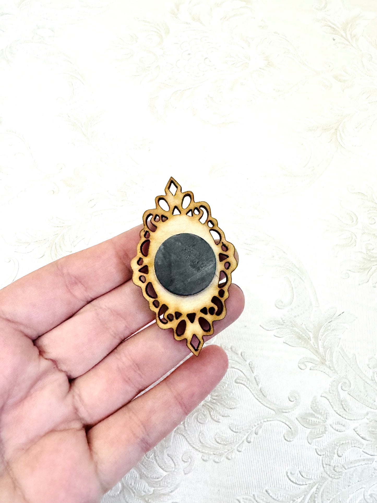 Hand-painted small ornate acorn MAGNET / Kézzel festett kicsi díszes keretes makk MÁGNES