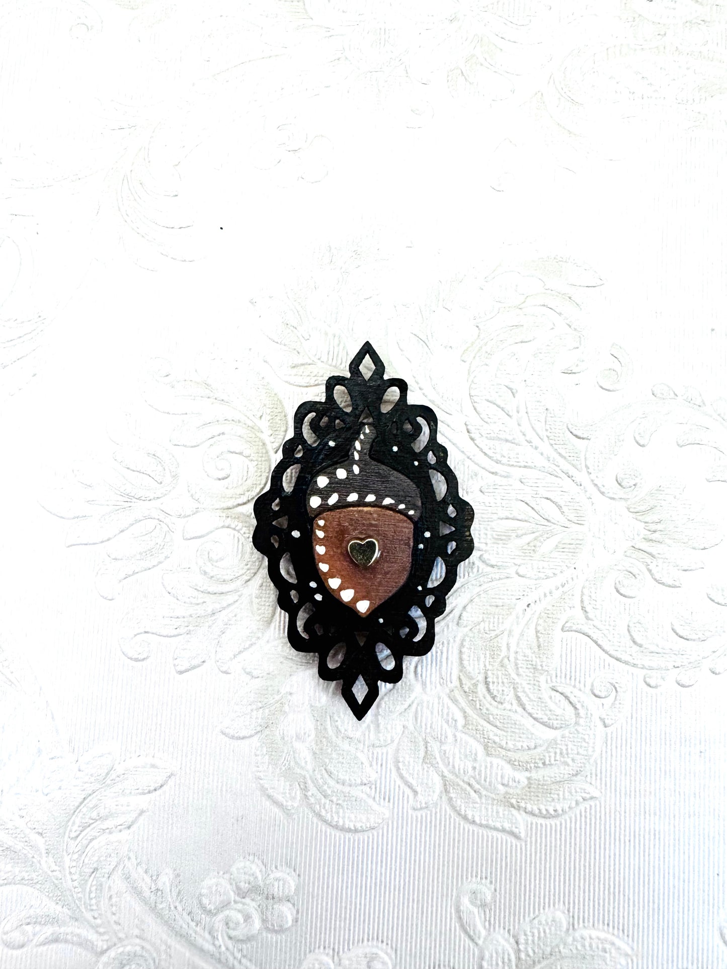 Hand-painted small ornate acorn MAGNET / Kézzel festett kicsi díszes keretes makk MÁGNES
