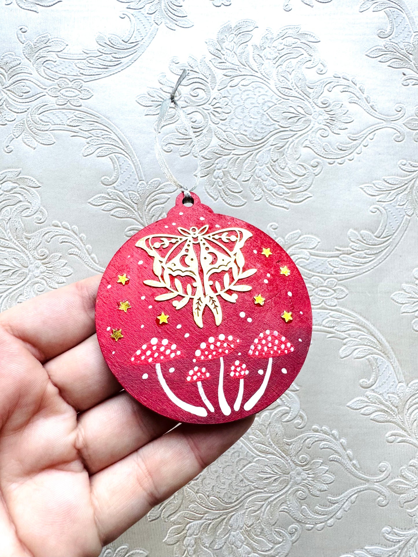 Hand-painted Christmas “bulb” ornament / Kézzel festett karácsonyi “gömb” dísz