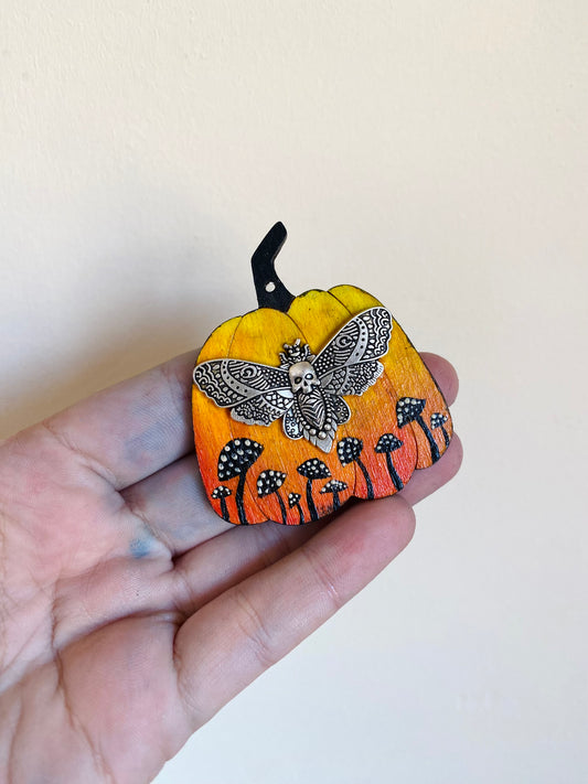 Hand-painted pumpkin magnet embellished with steel accents / Kézzel festett tök mágnes fém alkatrészekkel