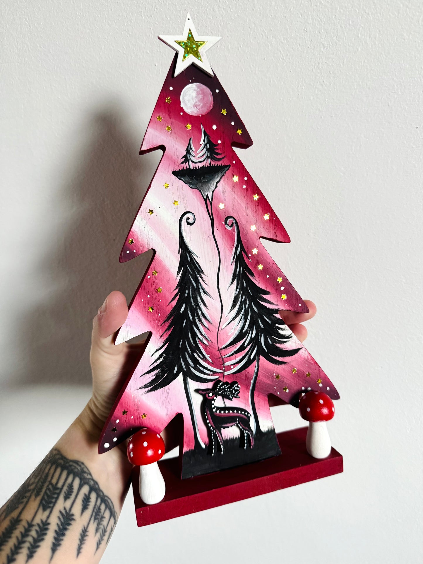 Hand-painted pine tree figurine LARGER (embellished) / Kézzel festett fenyőfa NAGYOBB (díszített)