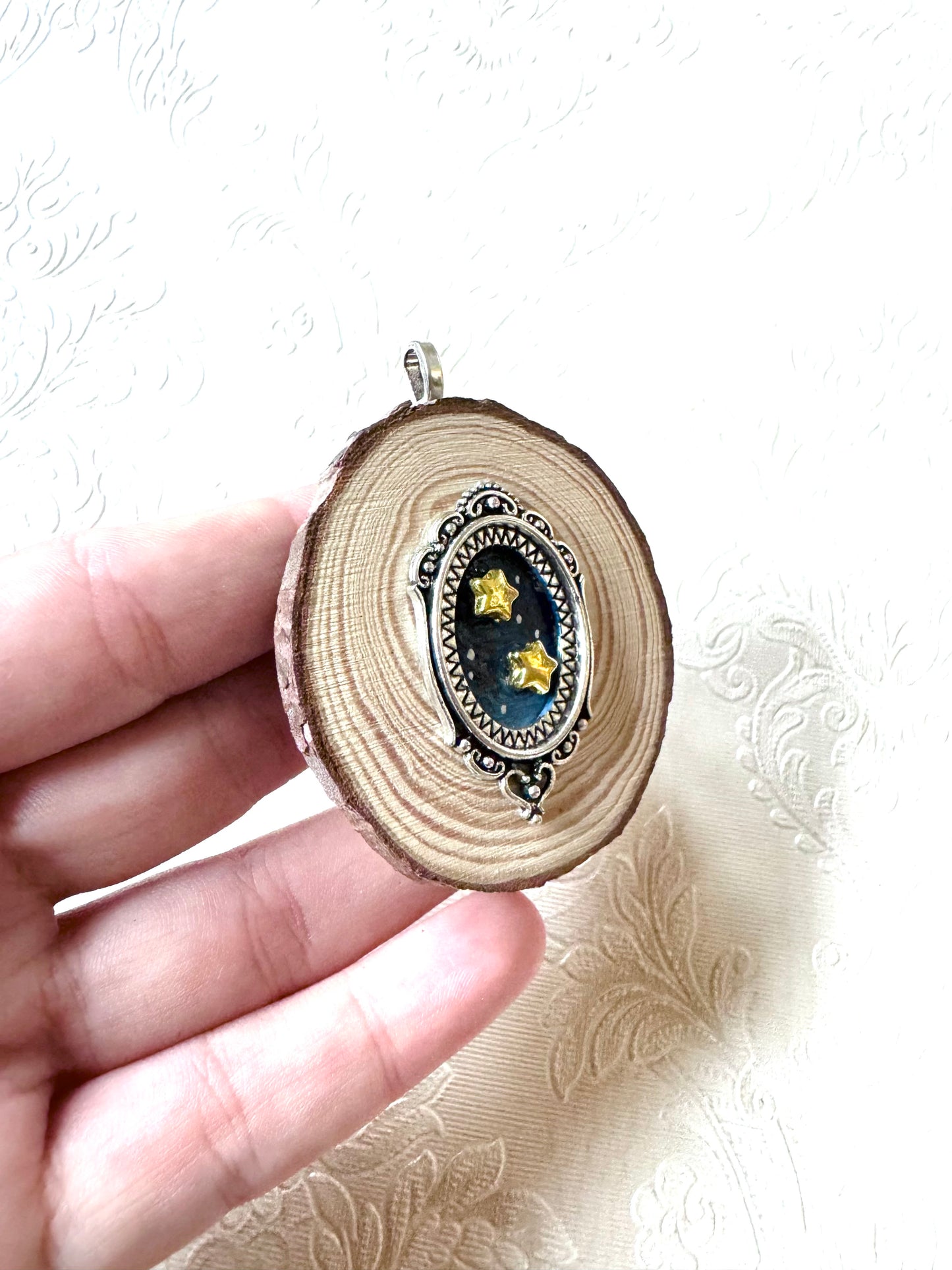 Hand-painted mini wood slice 2 in 1 BROOCH and PENDANT / Kézzel festett mini fakorong BROSS és MEDÁL