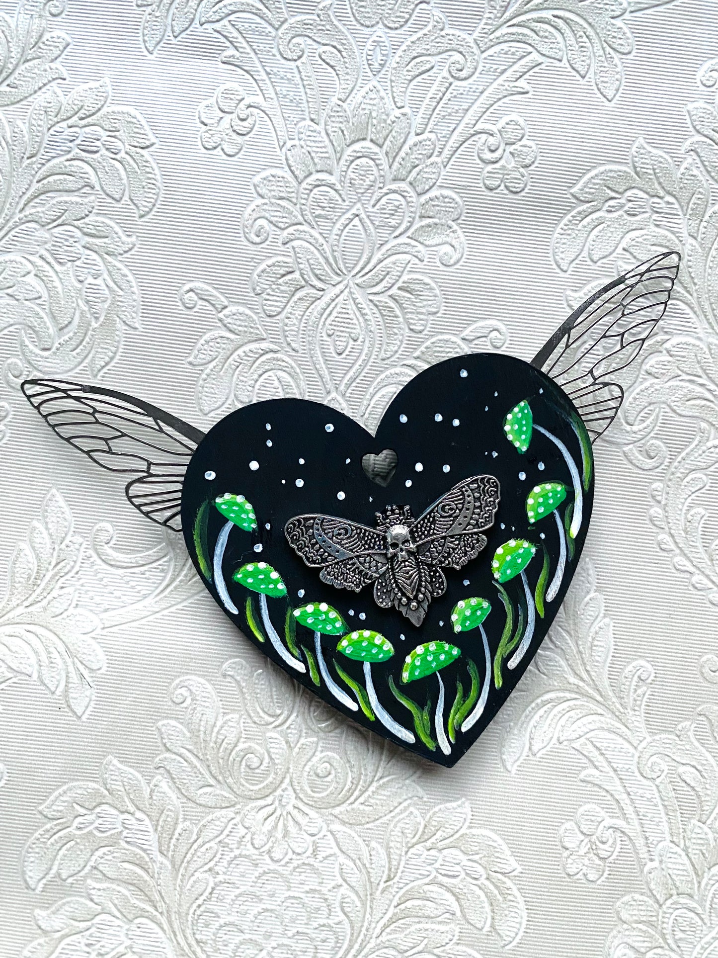 Hand-painted WINGED moth heart magnet / Kézzel festett SZÁRNYAS pillés szívecske mágnes