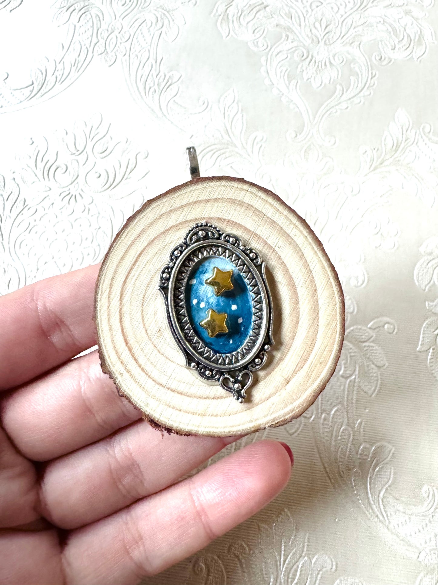 Hand-painted mini wood slice 2 in 1 BROOCH and PENDANT / Kézzel festett mini fakorong BROSS és MEDÁL