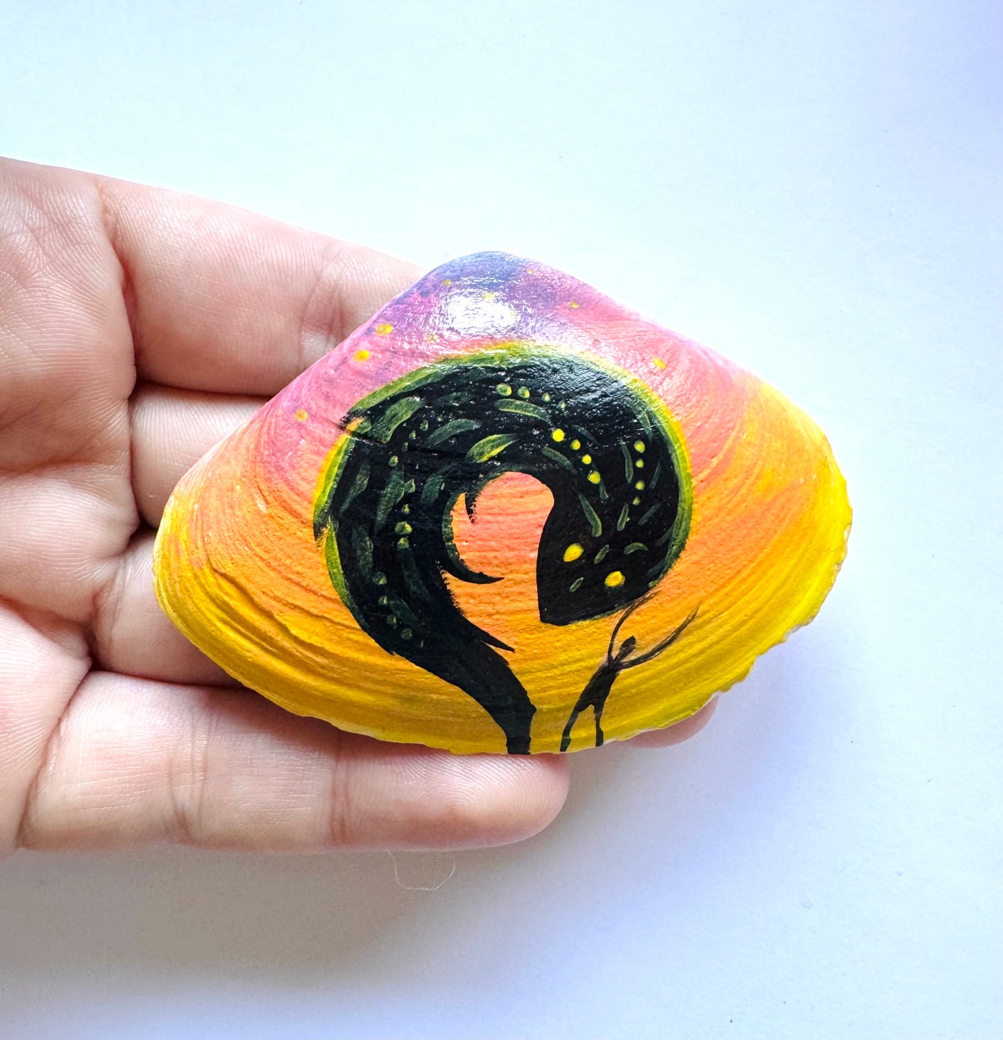 Hand-painted seashell MAGNET (larger size) / Kézzel festett kagyló MÁGNES (nagyobb méret)