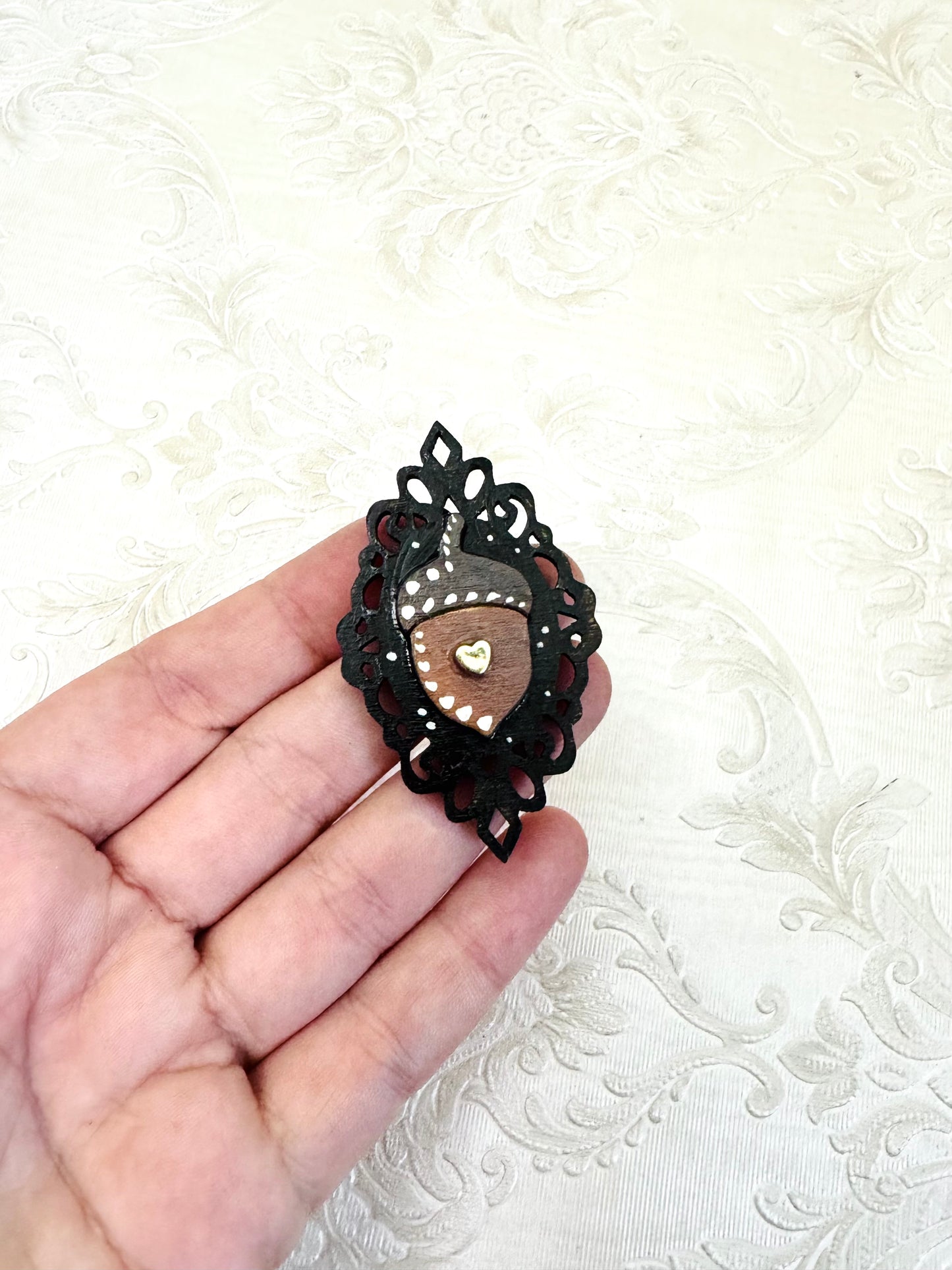 Hand-painted small ornate acorn MAGNET / Kézzel festett kicsi díszes keretes makk MÁGNES