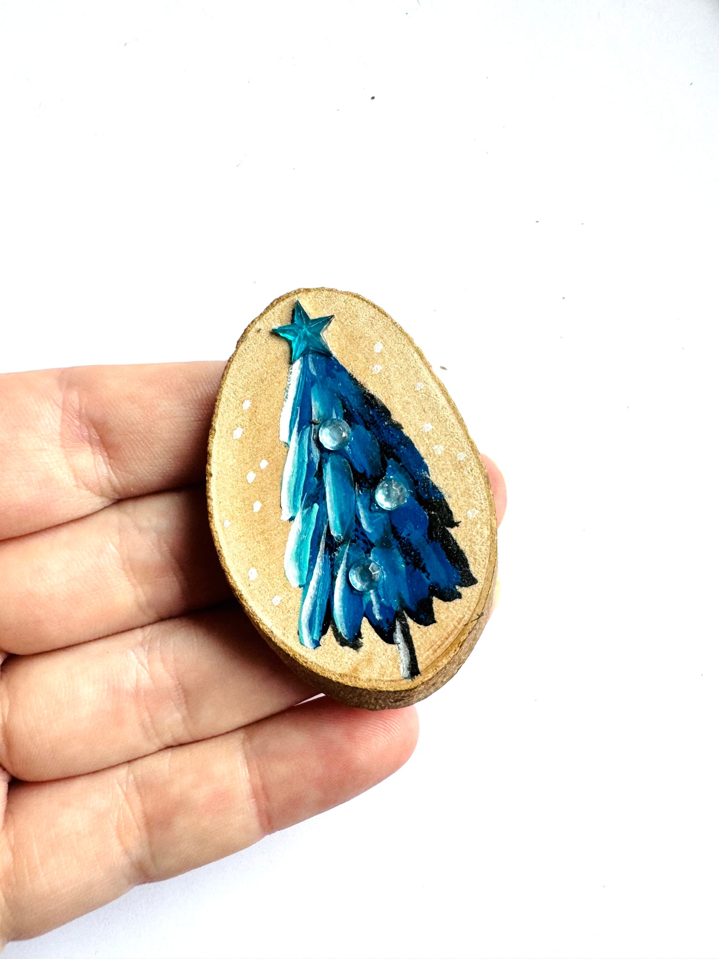 Hand-painted small Christmas tree MAGNET / Kézzel festett kicsi karácsonyfa fakorong MÁGNES