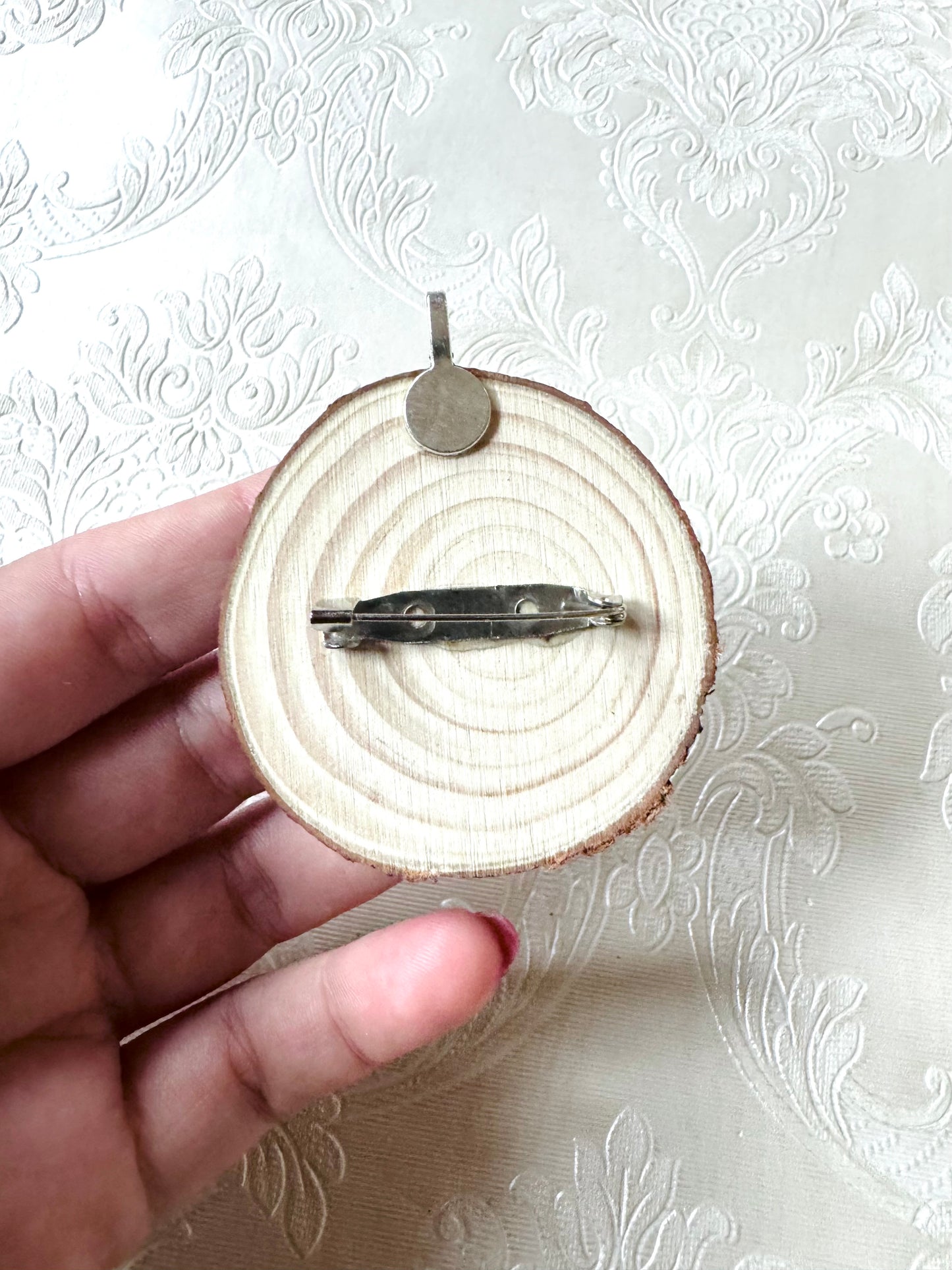 Hand-painted mini wood slice 2 in 1 BROOCH and PENDANT / Kézzel festett mini fakorong BROSS és MEDÁL